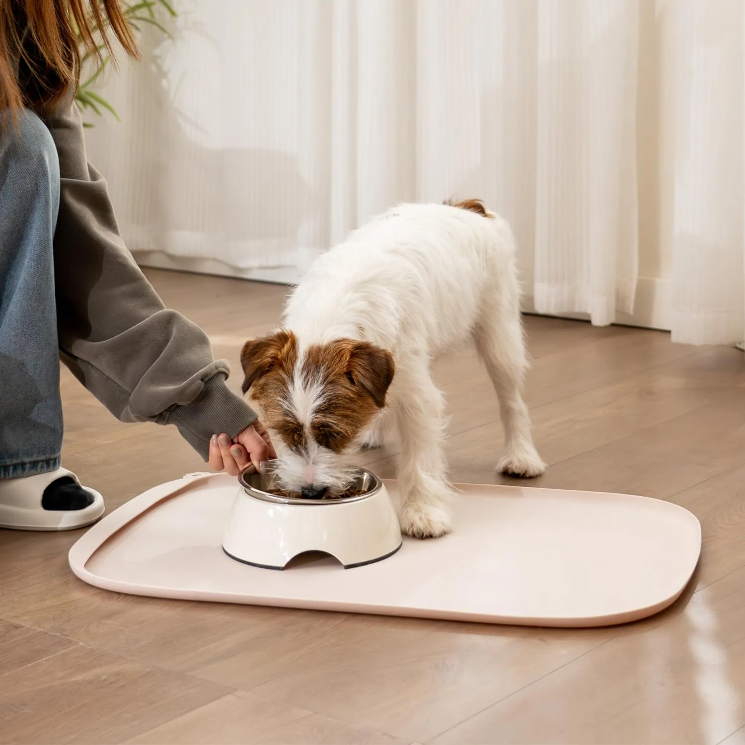 Conlun Tappetino per Cibo di Cane con Tascone Laterale & Foro per Gancetto, Bordi Morbidi Rialzati, Facile da Pulire Impermeabile Antiscivolo in Silicone per Ciotola d'Acqua (60x40cm,Tan Naturale) - immagine 9
