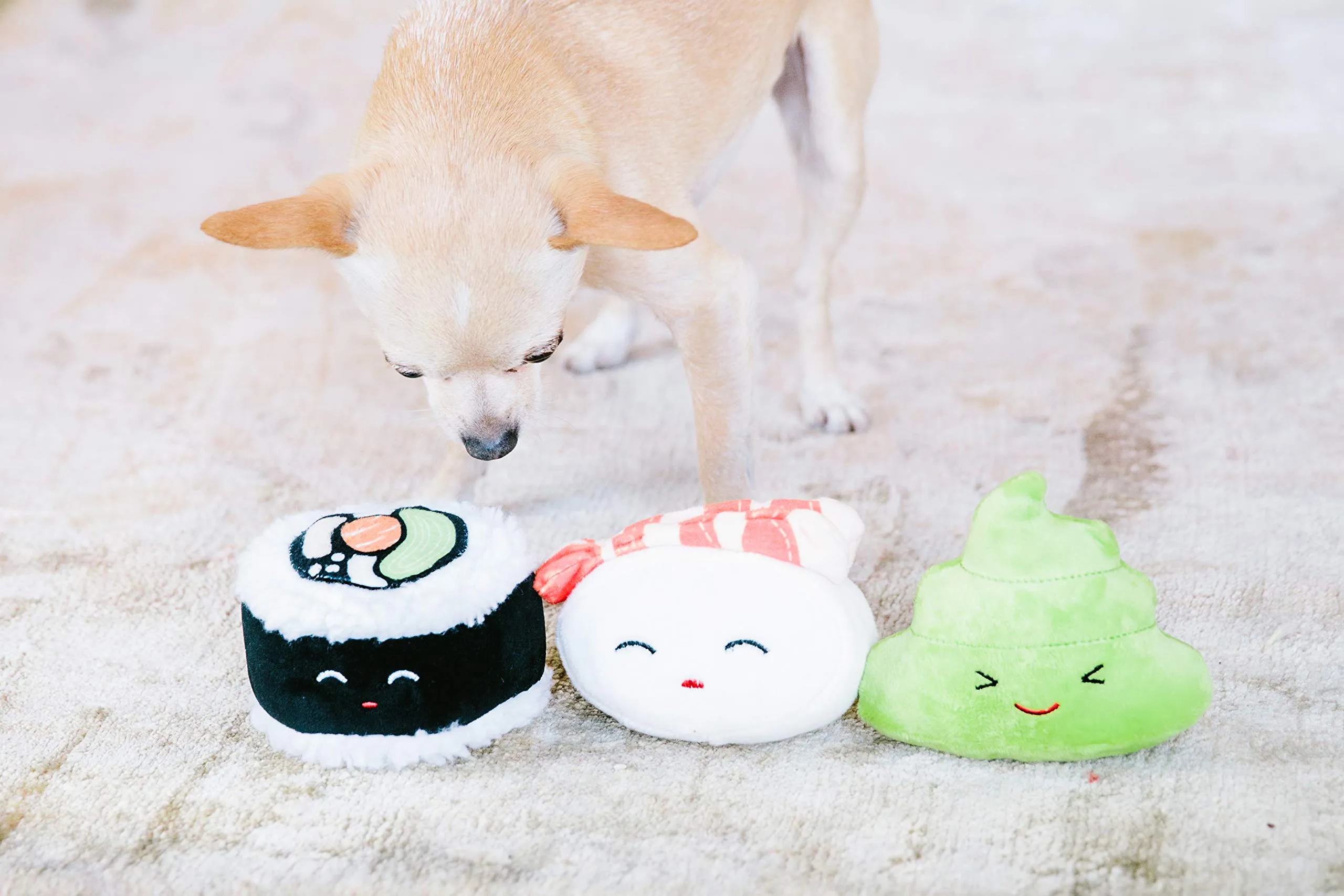 Pearhead Sushi Pet Toys - Set di 3 giocattoli per cani in peluche, per il proprietario di animali domestici deve avere accessorio per cani, morbidi giocattoli che squittiano, set di 3 - immagine 5