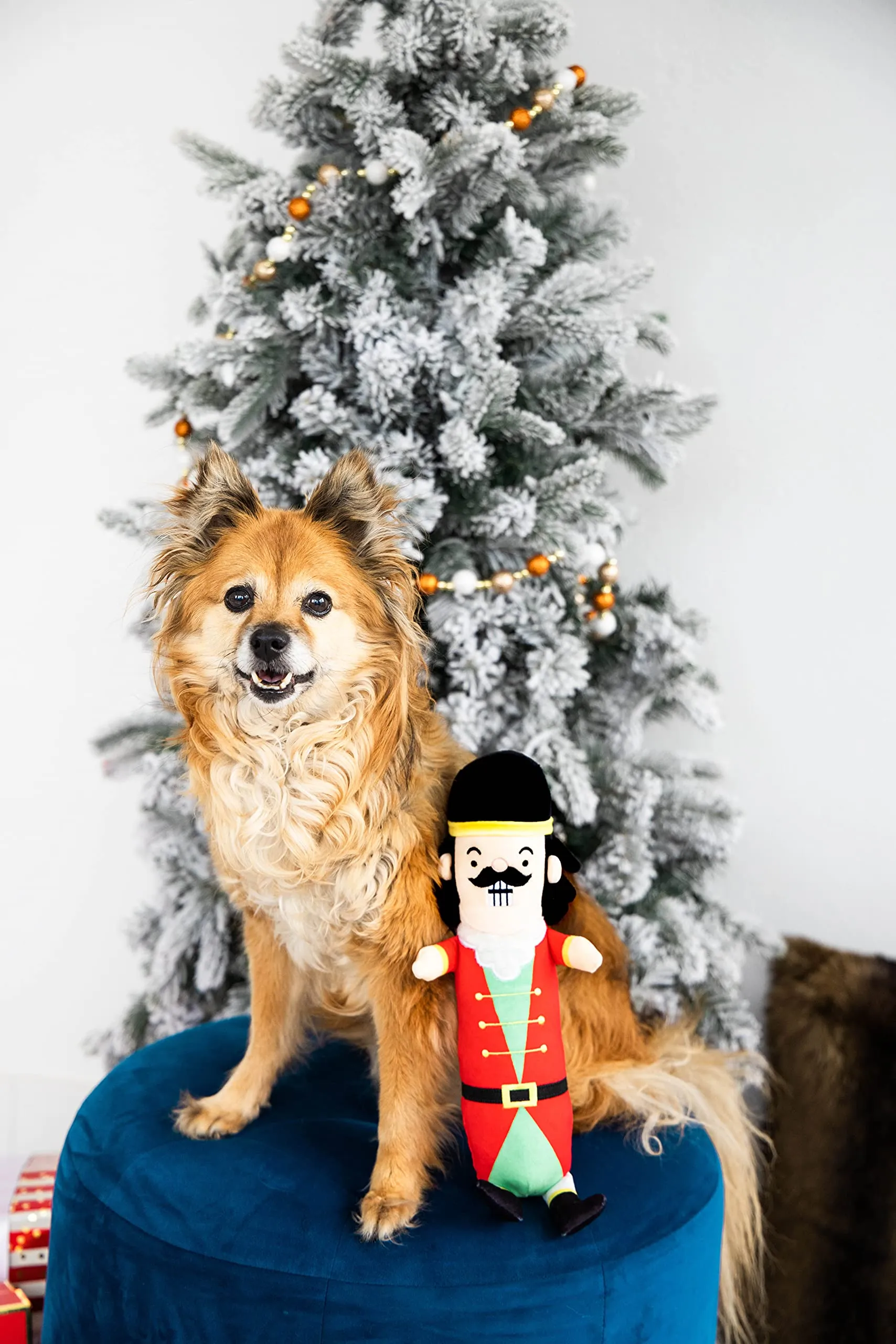 Pearhead - Giocattolo per cani a forma di schiaccianoci, peluche per cani, giocattolo per animali domestici con cigolatore, giocattolo per cani di Natale - immagine 2