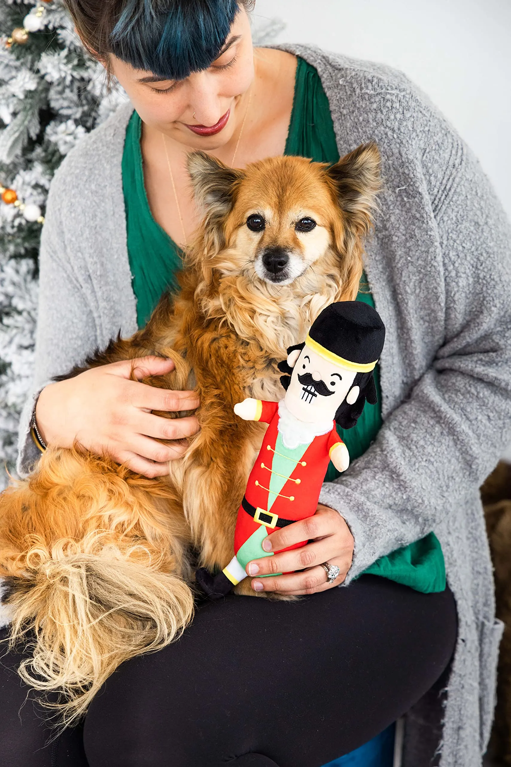 Pearhead - Giocattolo per cani a forma di schiaccianoci, peluche per cani, giocattolo per animali domestici con cigolatore, giocattolo per cani di Natale - immagine 3