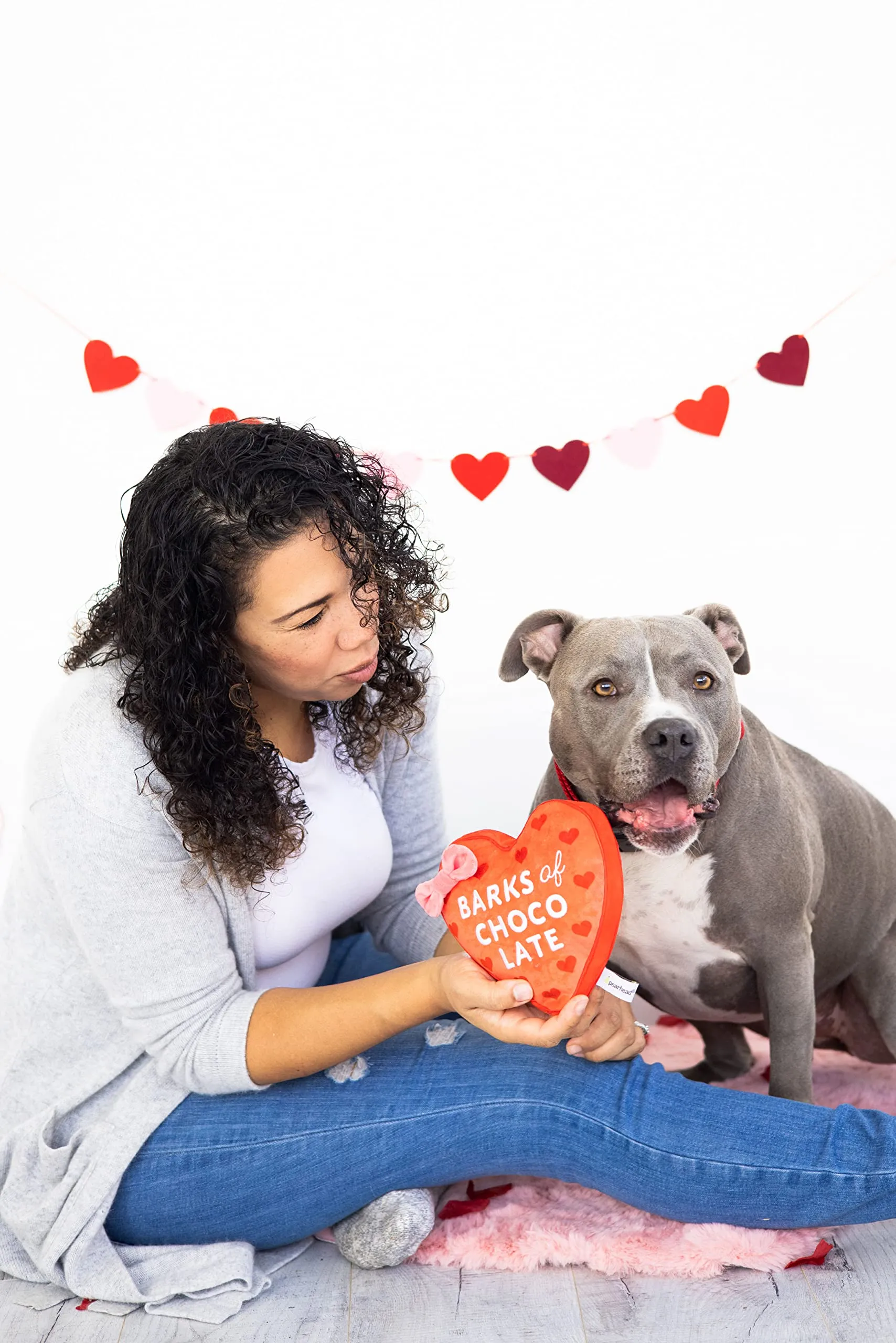 Pearhead Giocattolo di peluche per cani di San Valentino, scatola di cioccolato farcito giocattolo per animali domestici, giocattolo increspato e cigolante, regali di San Valentino, cortecce di - immagine 4