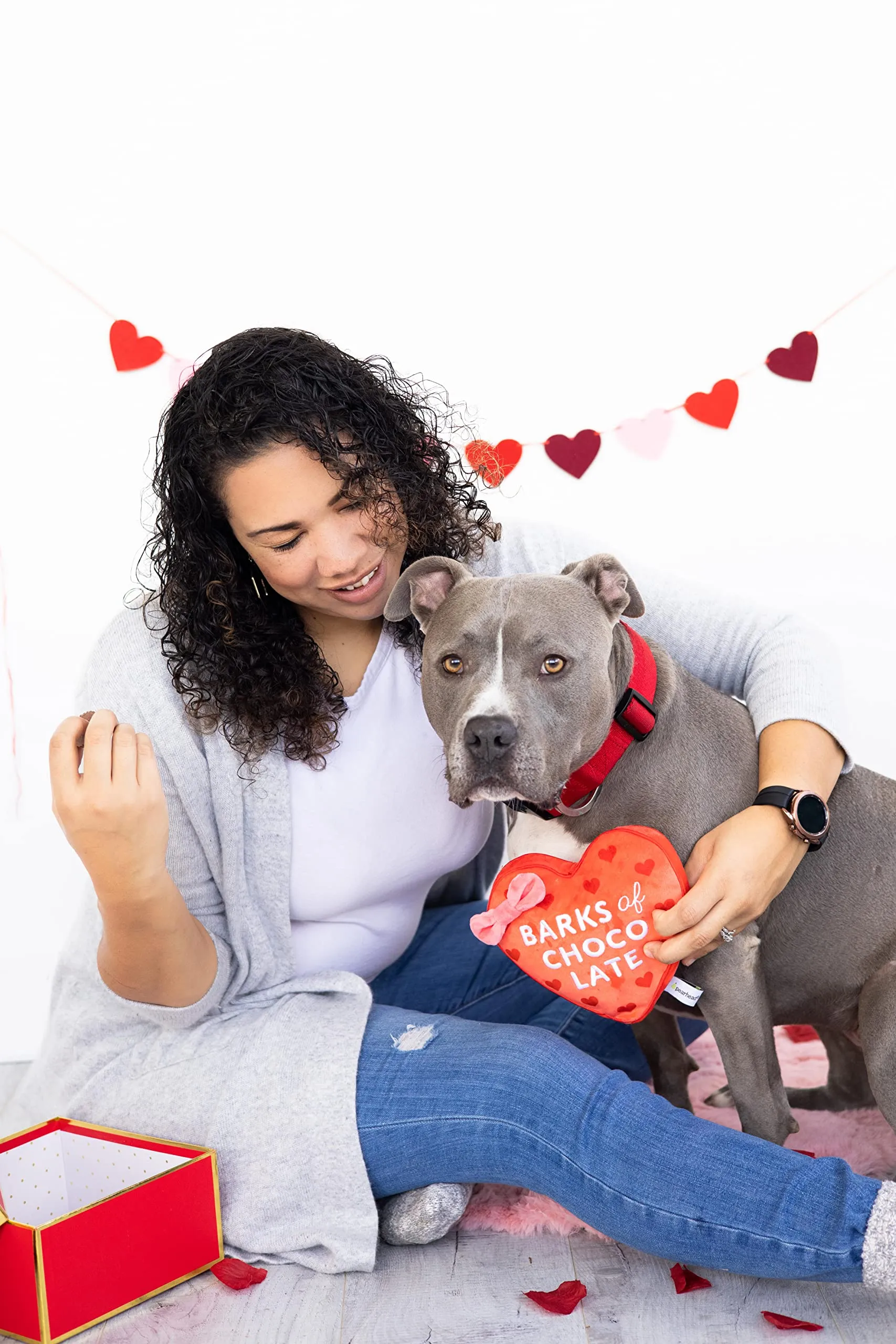 Pearhead Giocattolo di peluche per cani di San Valentino, scatola di cioccolato farcito giocattolo per animali domestici, giocattolo increspato e cigolante, regali di San Valentino, cortecce di - immagine 5