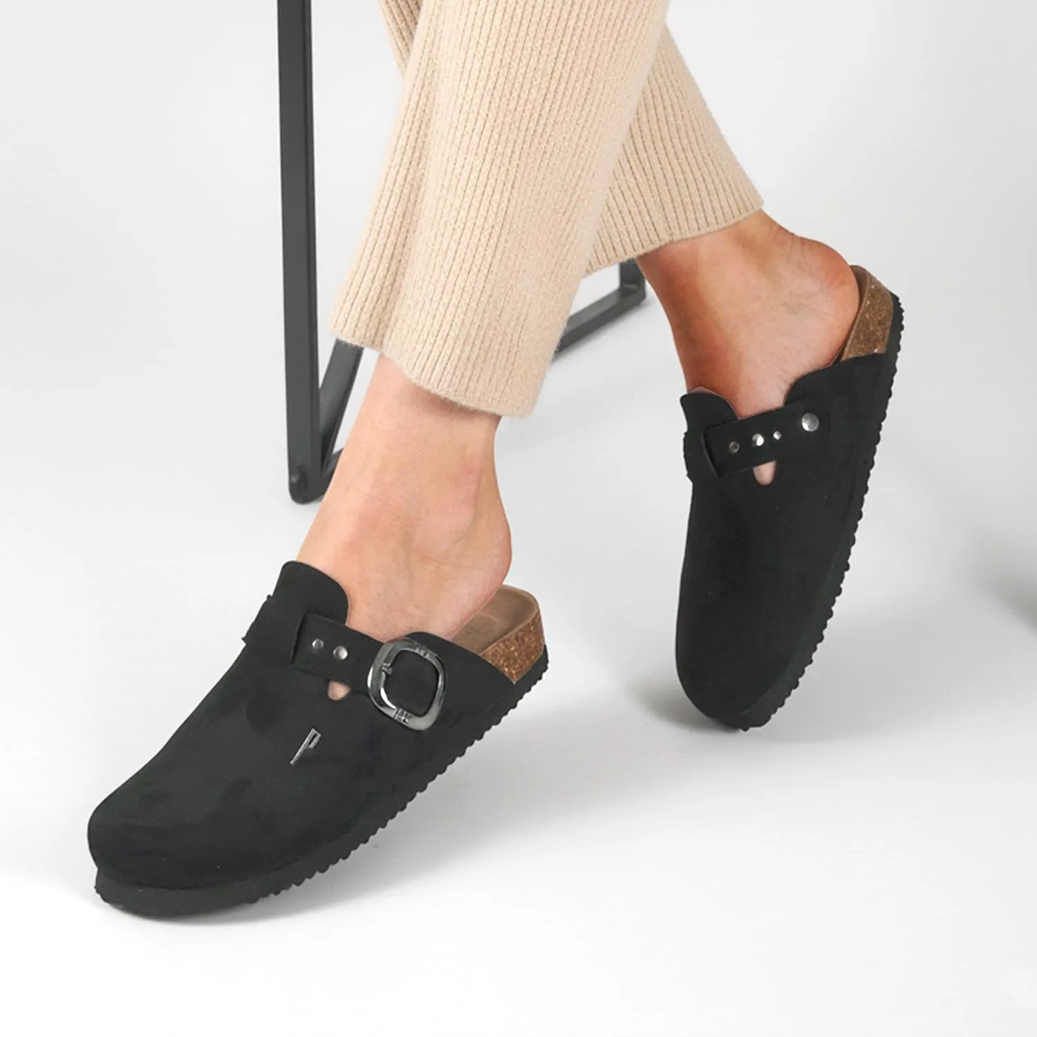 PERLETTI Sabot Donna Comode Leggere Effetto Scamosciato - Ciabatte Invernali Estive Casa Suola Antiscivolo Chiuse con Fibbia - Pantofole da Donna Sandali Comfort Borchie Ragazza (Nero, EU 40) - immagine 4