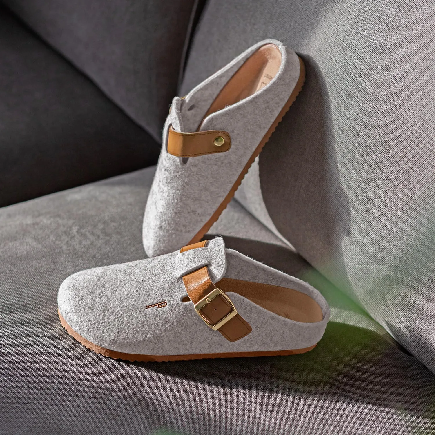 PERLETTI Sabot Donna Comode Leggere in Feltro - Ciabatte Casa Autunno Inverno Suola Antiscivolo Chiuse con Fibbia Regolabile - Pantofole Calde da Donna Sandali Comfort Ragazza (Feltro Grigio, EU 37) - immagine 3