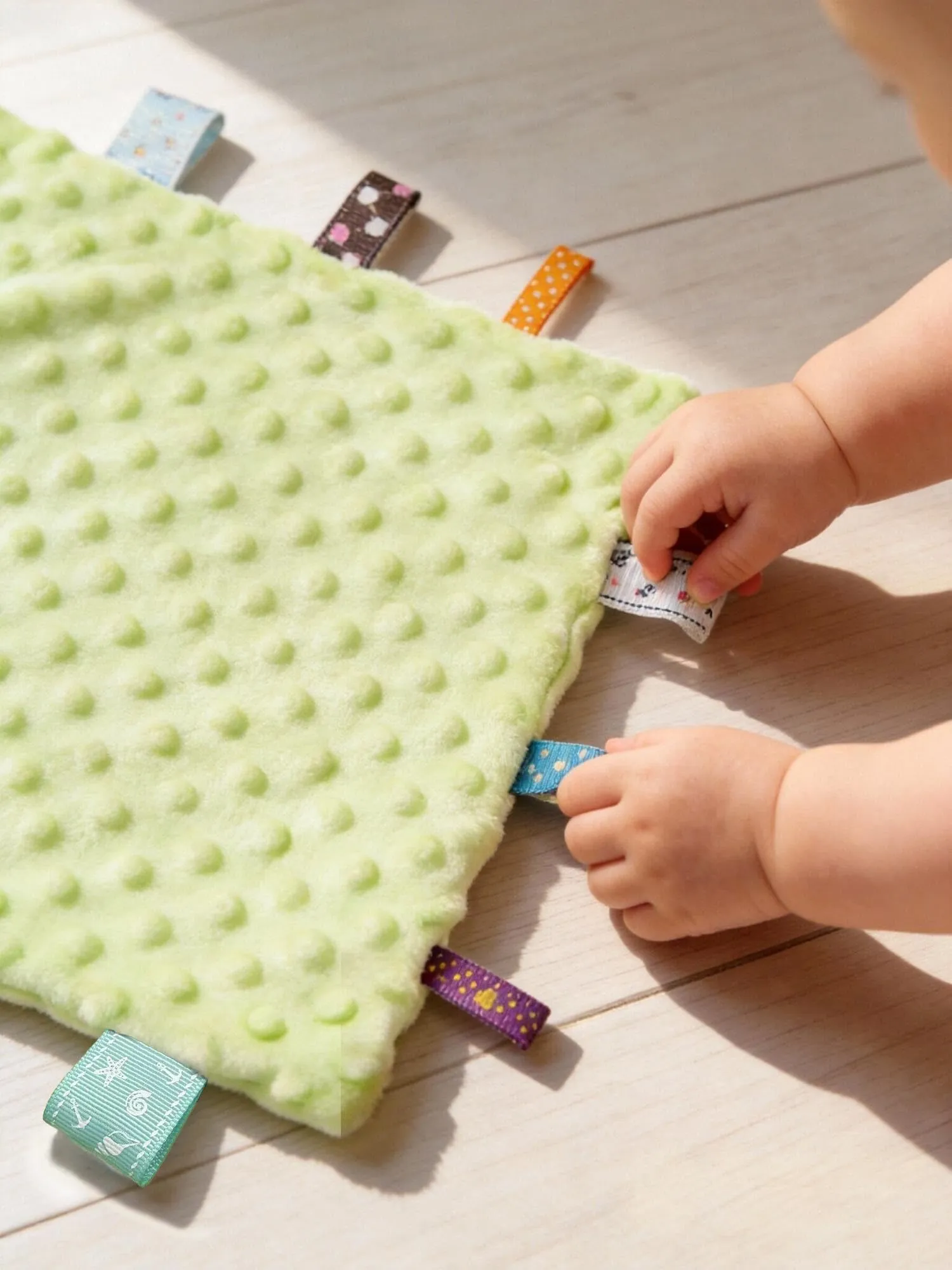 CREVENT Coperte di Sicurezza con Etichette per Bambini, Morbida Piccola Coperta Sensoriale e di Coccole, Ottimi Regali per Compleanno e Baby Shower – 24X24cm/10X10 Verde + Viola - immagine 6