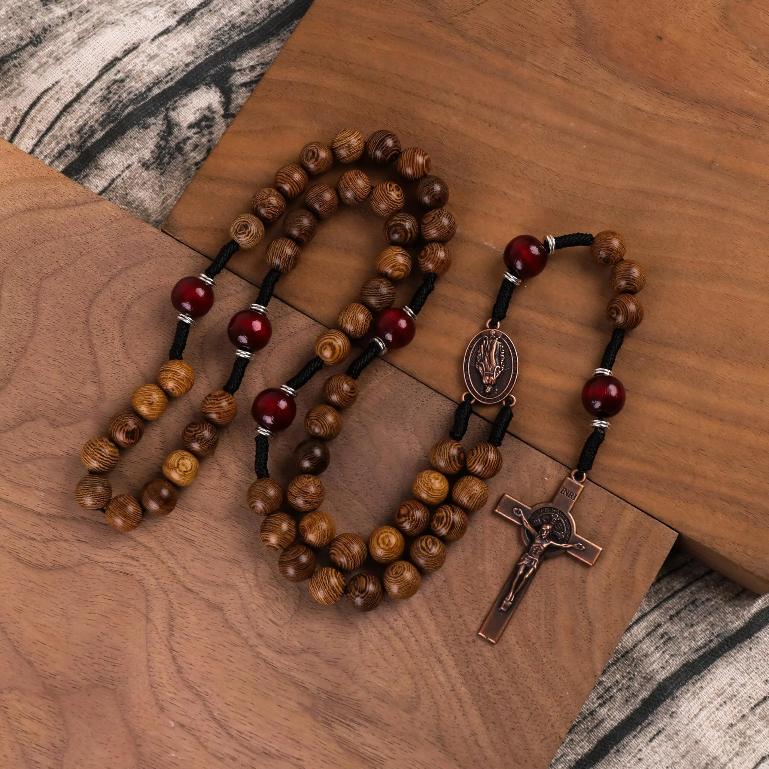 Nazareth Store Rosario cattolico realizzato a mano in legno massello di olivo e rosso scuro, collana da preghiera con medaglia in rame antico e crocifisso, regalo per uomo, 20.6", Legno, Nessuna - immagine 2