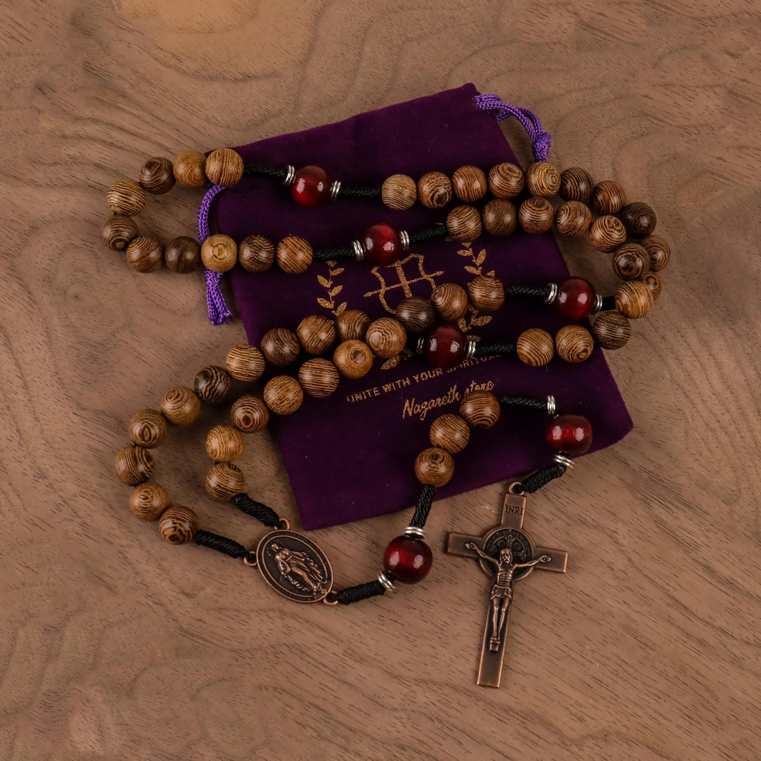 Nazareth Store Rosario cattolico realizzato a mano in legno massello di olivo e rosso scuro, collana da preghiera con medaglia in rame antico e crocifisso, regalo per uomo, 20.6", Legno, Nessuna - immagine 3