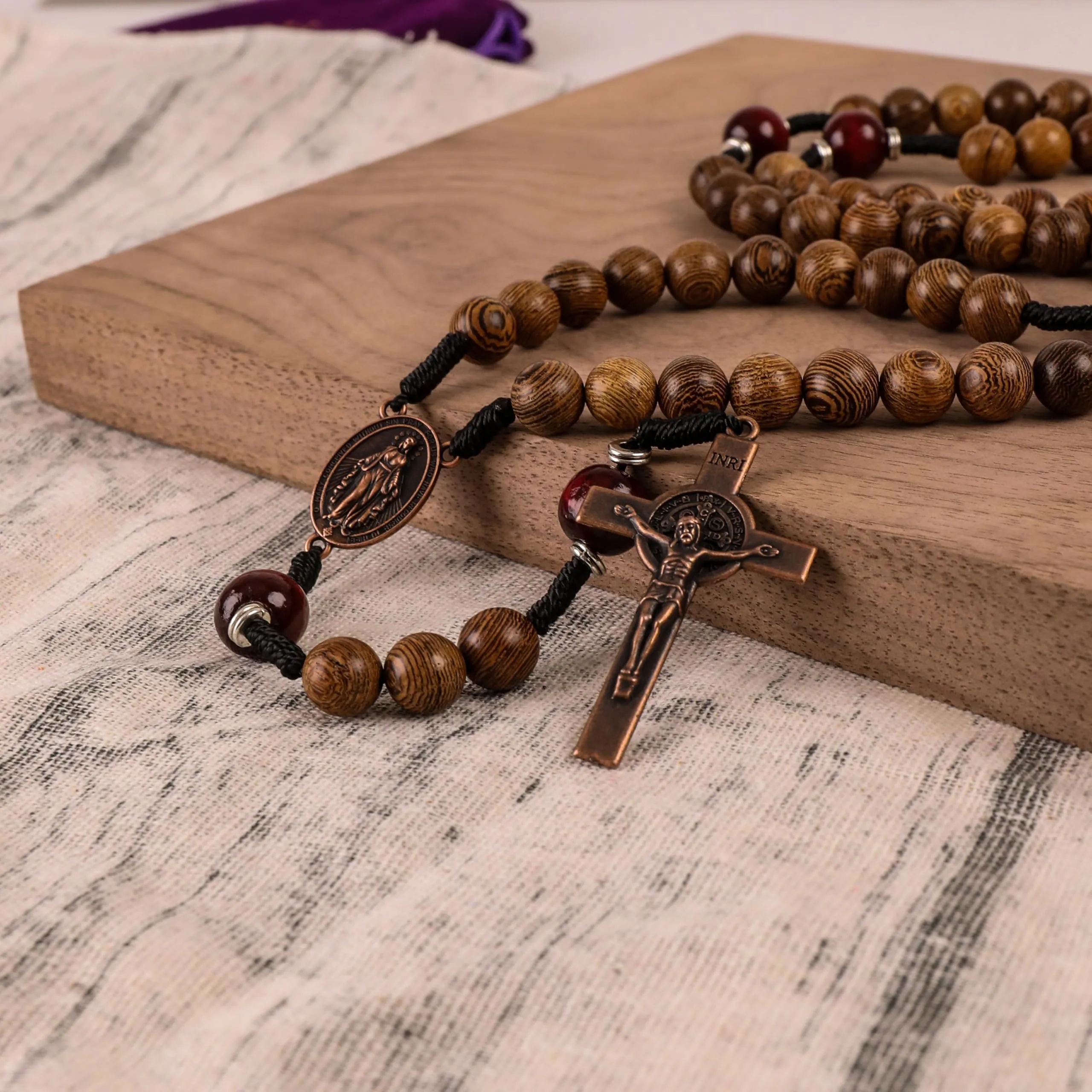 Nazareth Store Rosario cattolico realizzato a mano in legno massello di olivo e rosso scuro, collana da preghiera con medaglia in rame antico e crocifisso, regalo per uomo, 20.6", Legno, Nessuna - immagine 4