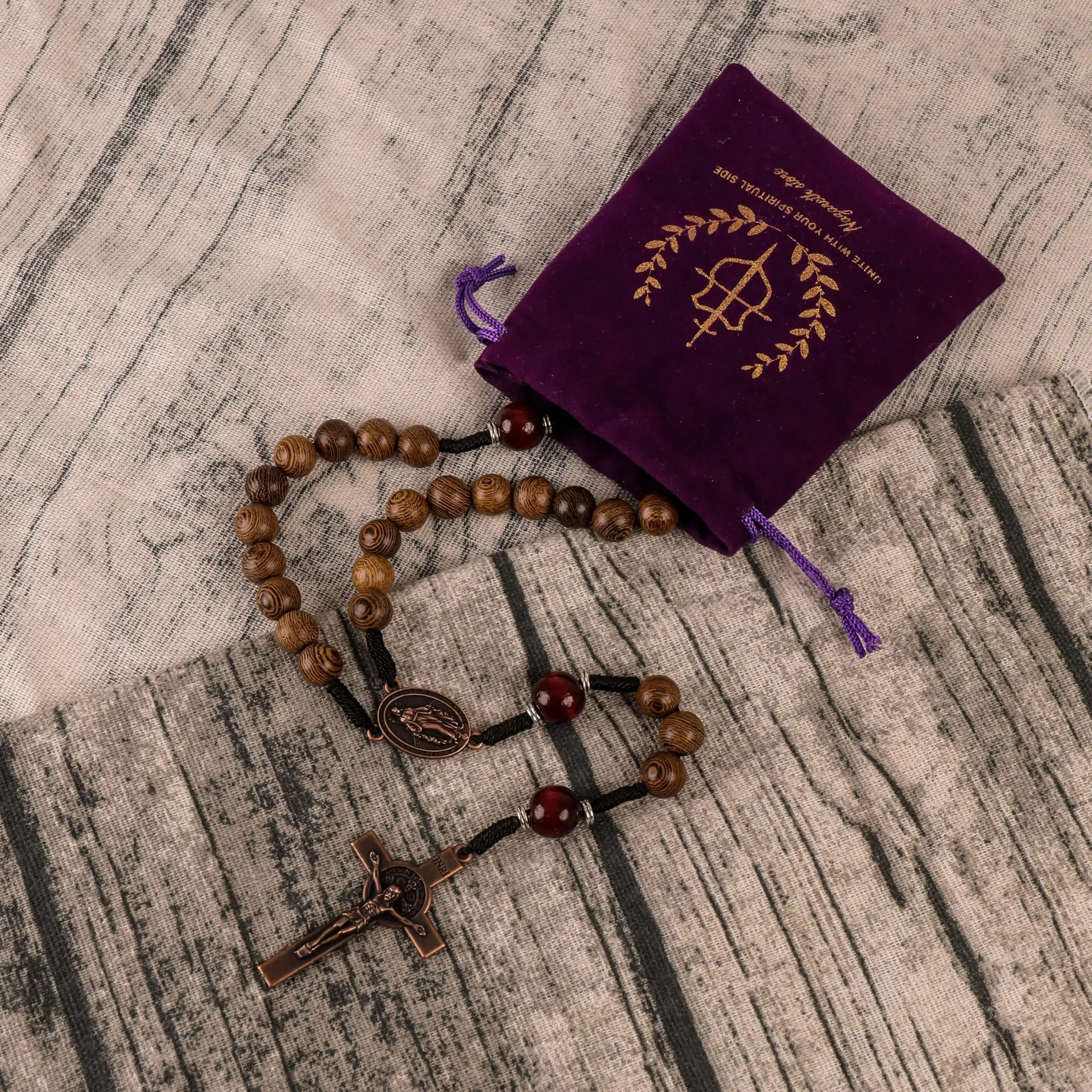Nazareth Store Rosario cattolico realizzato a mano in legno massello di olivo e rosso scuro, collana da preghiera con medaglia in rame antico e crocifisso, regalo per uomo, 20.6", Legno, Nessuna - immagine 6
