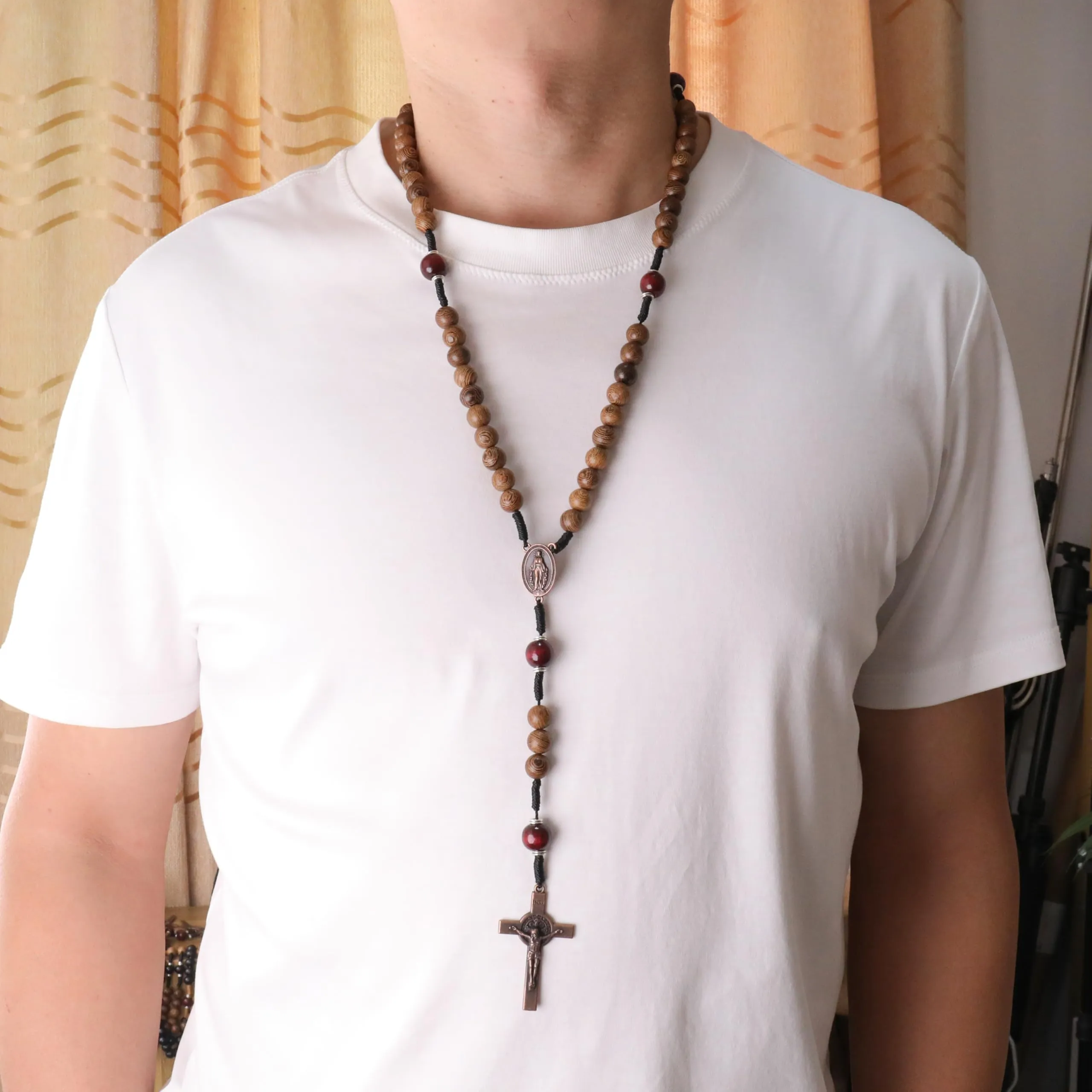Nazareth Store Rosario cattolico realizzato a mano in legno massello di olivo e rosso scuro, collana da preghiera con medaglia in rame antico e crocifisso, regalo per uomo, 20.6", Legno, Nessuna - immagine 8