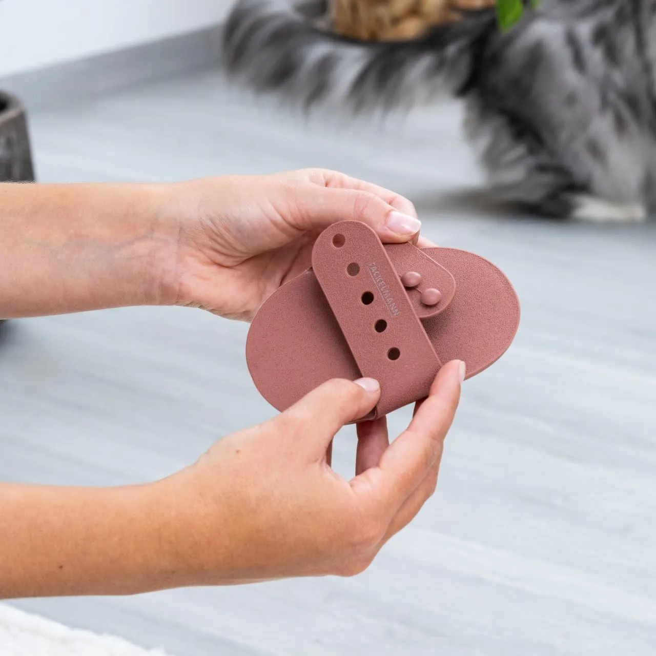 Fackelmann Spazzola massaggiante per animali, ideale per favorire il benessere del manto, riutilizzabile, lavabile a mano, leggera e perfetta per cani e gatti - immagine 3