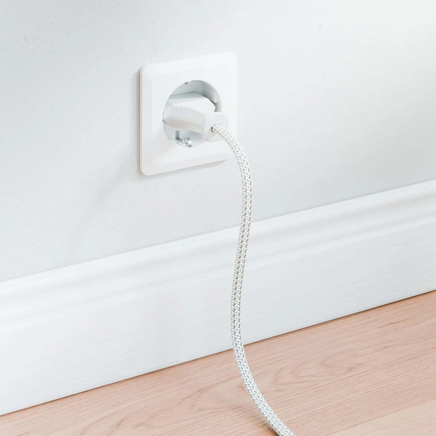 deleyCON 5m Cavo di Alimentazione Elettrico Spina Euro Tipo c a C7 (in Nylon) Connettore Piatto 2,5A per Presa C8 TV Soundbar PS4 PS5 Alimentatori Piccoli Elettrodomestici ecc. - Bianco - immagine 4