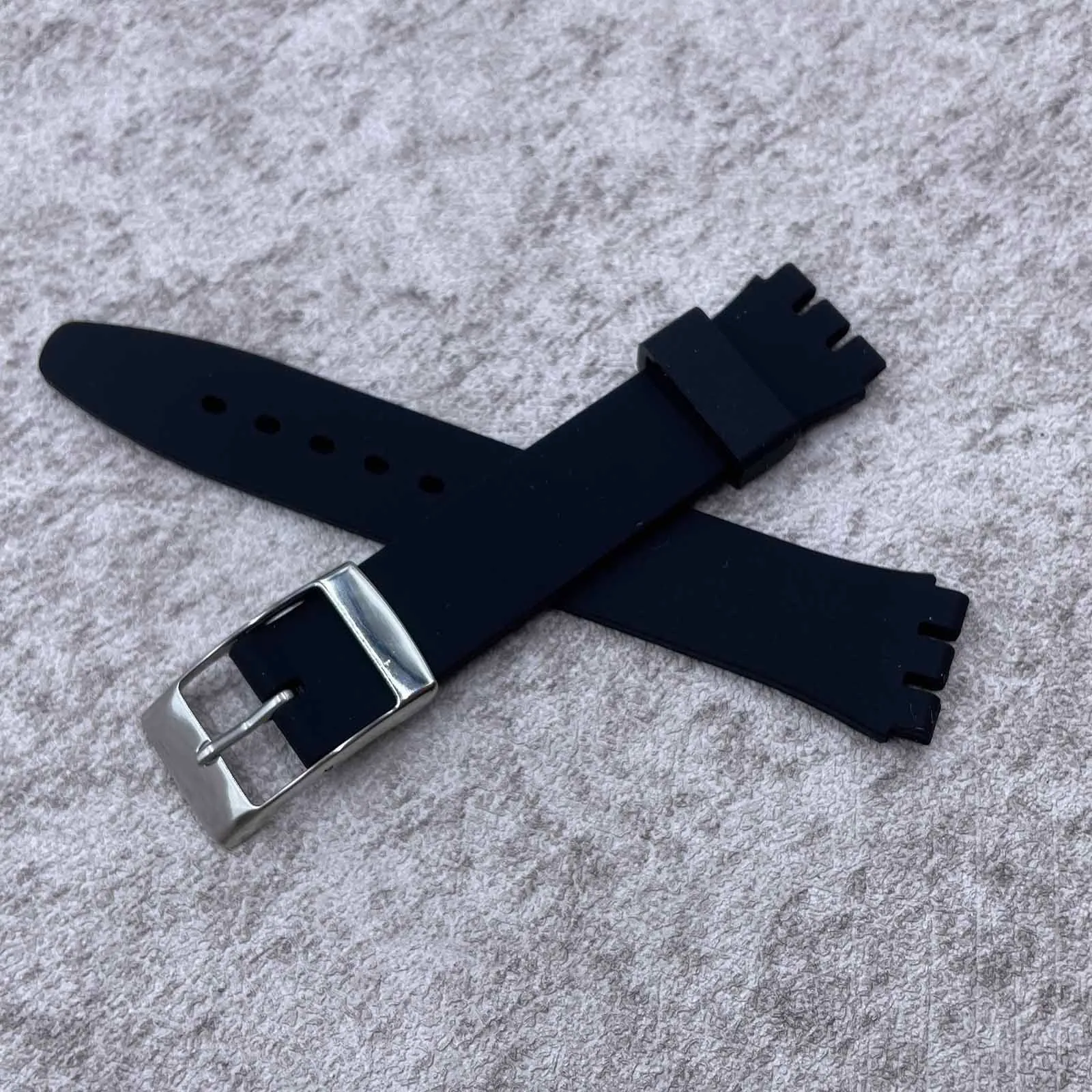 Rihahisy Cinturino in gomma di silicone con fibbia in acciaio inossidabile color argento per orologio/orologio Swatch(17mm, Black) - immagine 7