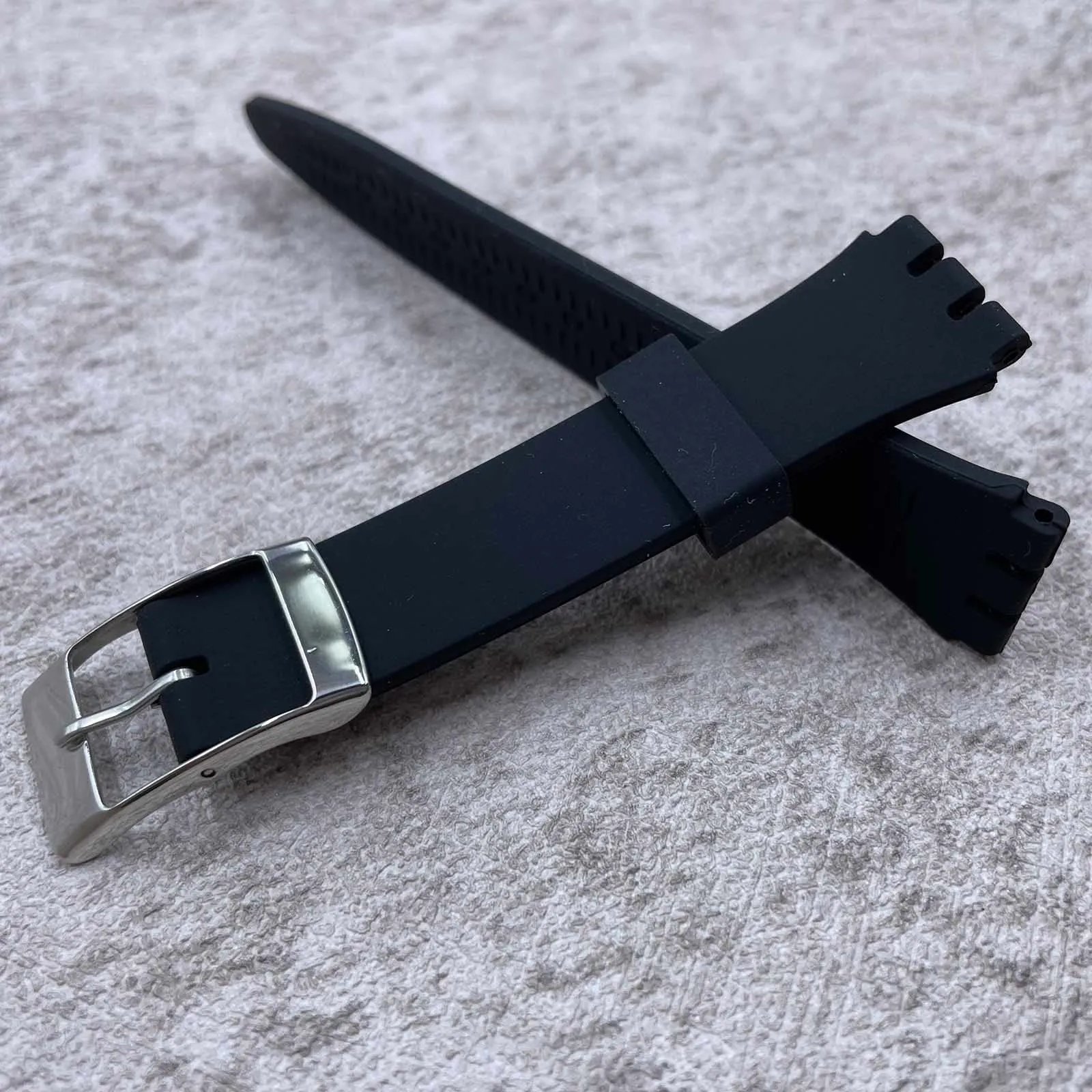 Rihahisy Cinturino in gomma di silicone con fibbia in acciaio inossidabile color argento per orologio/orologio Swatch(19mm, Black) - immagine 5