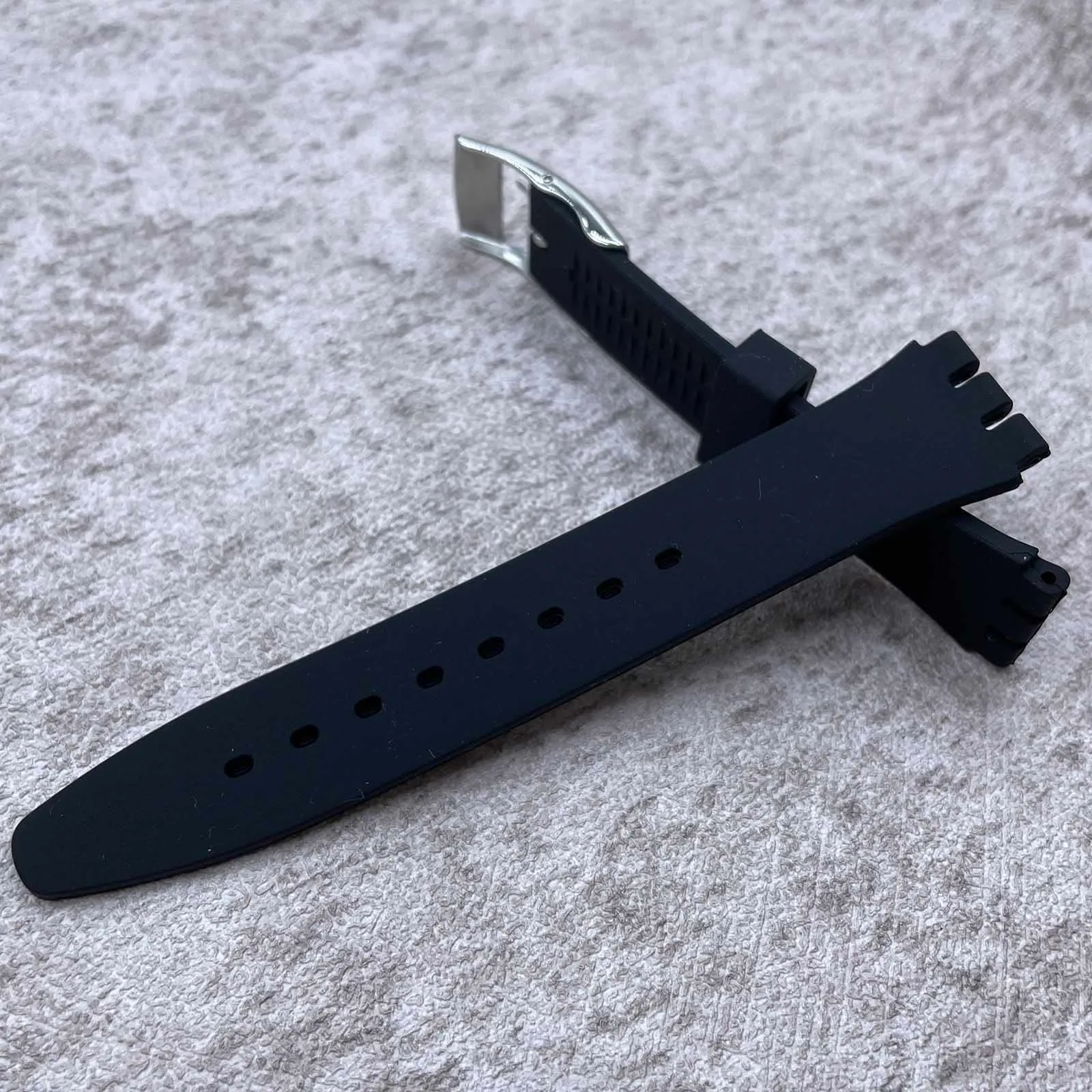 Rihahisy Cinturino in gomma di silicone con fibbia in acciaio inossidabile color argento per orologio/orologio Swatch(20mm, Black) - immagine 6