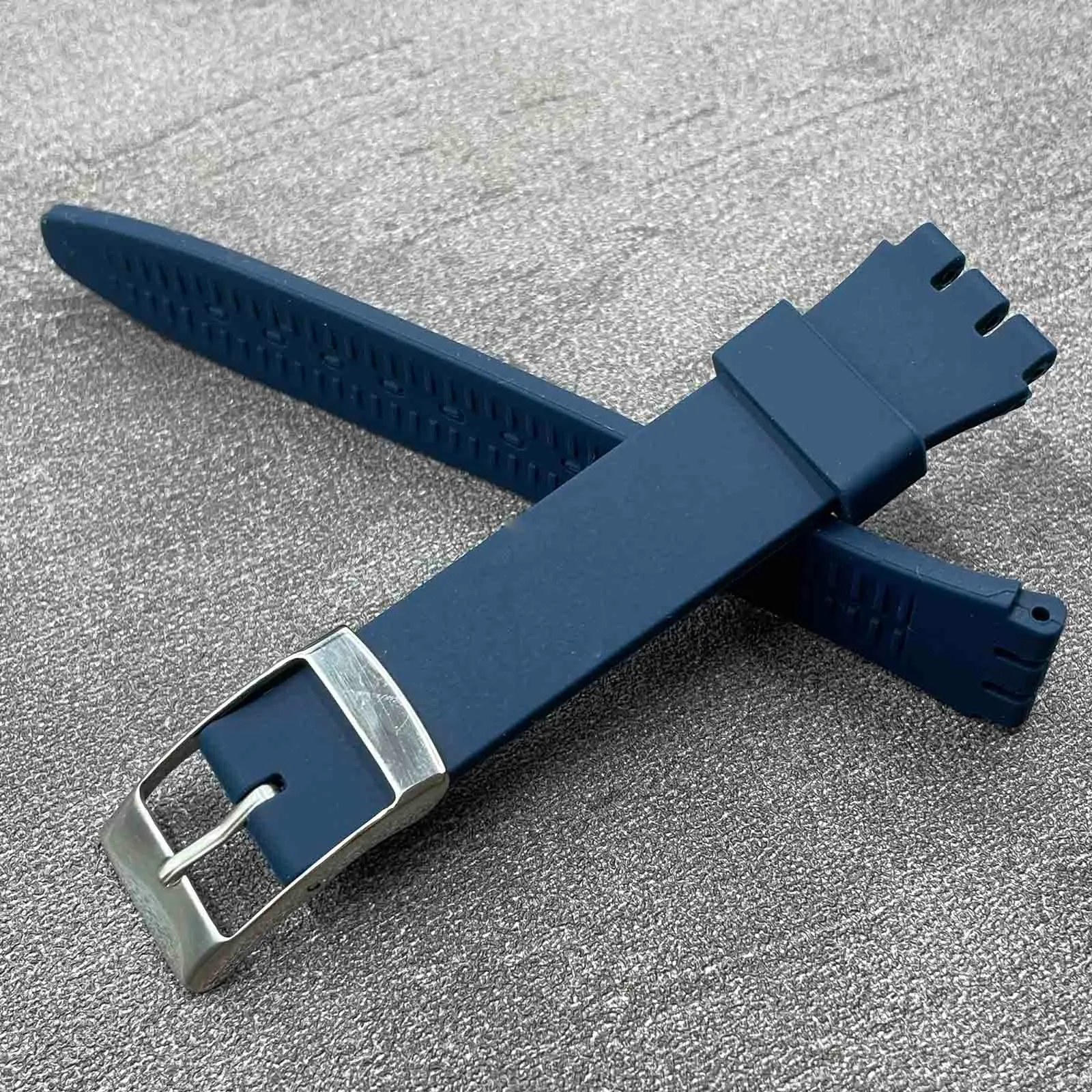 Rihahisy Cinturino in gomma di silicone con fibbia in acciaio inossidabile color argento per orologio/orologio Swatch(17mm, Purplish Blue) - immagine 5
