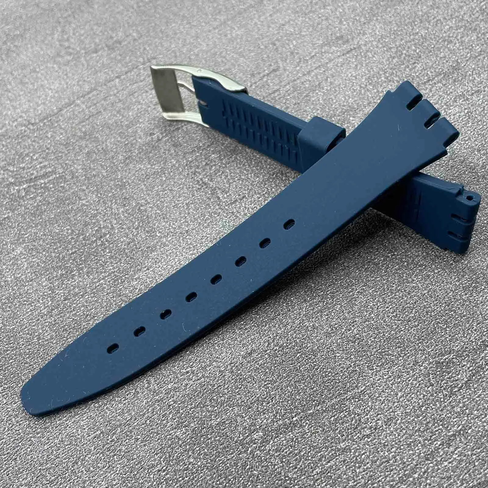 Rihahisy Cinturino in gomma di silicone con fibbia in acciaio inossidabile color argento per orologio/orologio Swatch(17mm, Purplish Blue) - immagine 6