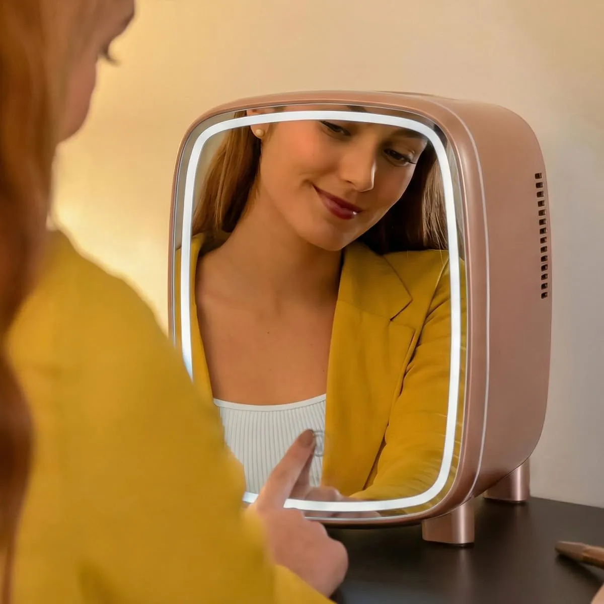 Cecotec Frigorifero Cosmetici 4L CoolingBeauty 4000 Mirror Rose.Con Specchio, Luce LED 3 Intensita, Raffreddamento fino 5°C, Maniglia Superiore, Basso Rumore, Ripiano Interno, Cosmetici Sempre Freschi - immagine 5