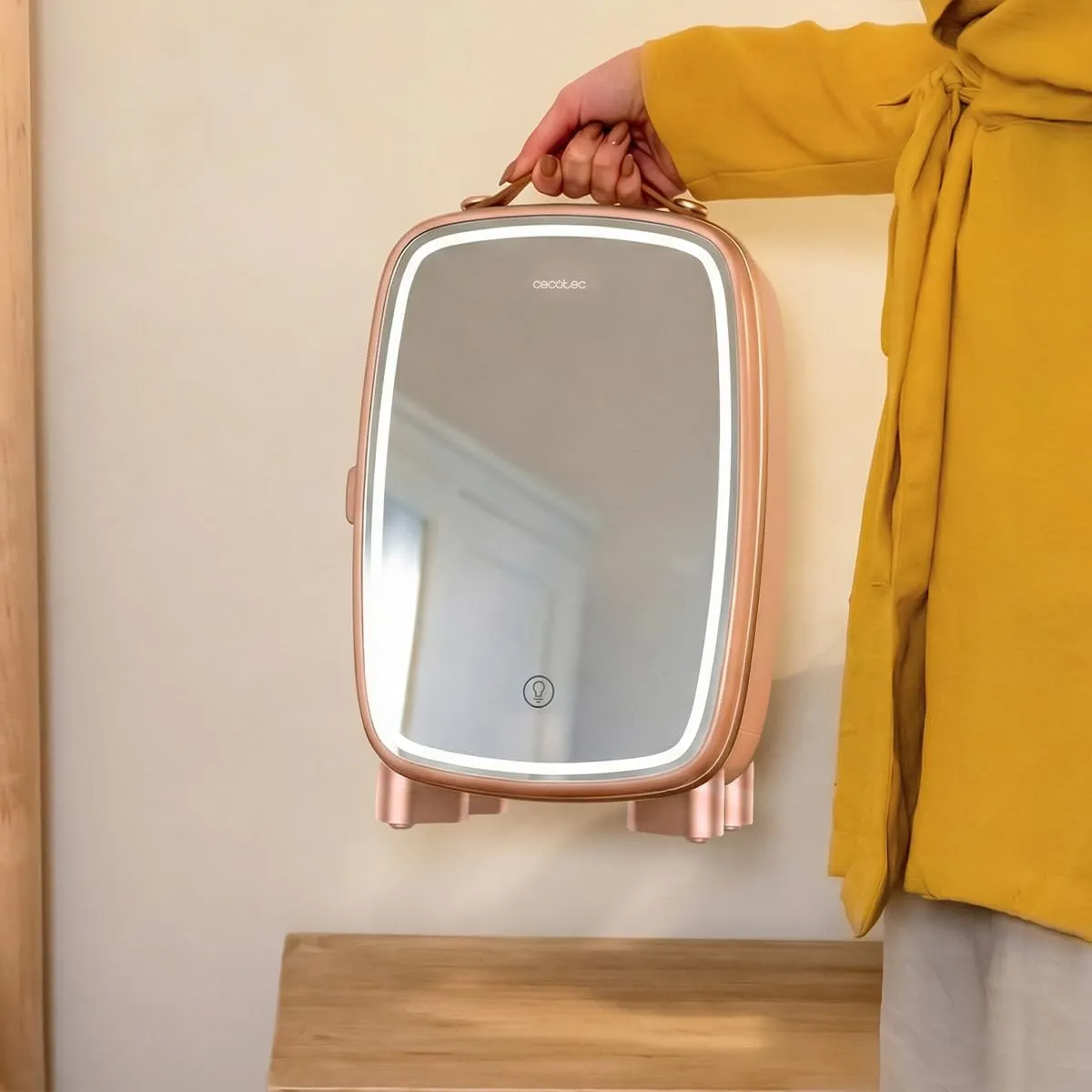 Cecotec Frigorifero Cosmetici 4L CoolingBeauty 4000 Mirror Rose.Con Specchio, Luce LED 3 Intensita, Raffreddamento fino 5°C, Maniglia Superiore, Basso Rumore, Ripiano Interno, Cosmetici Sempre Freschi - immagine 7