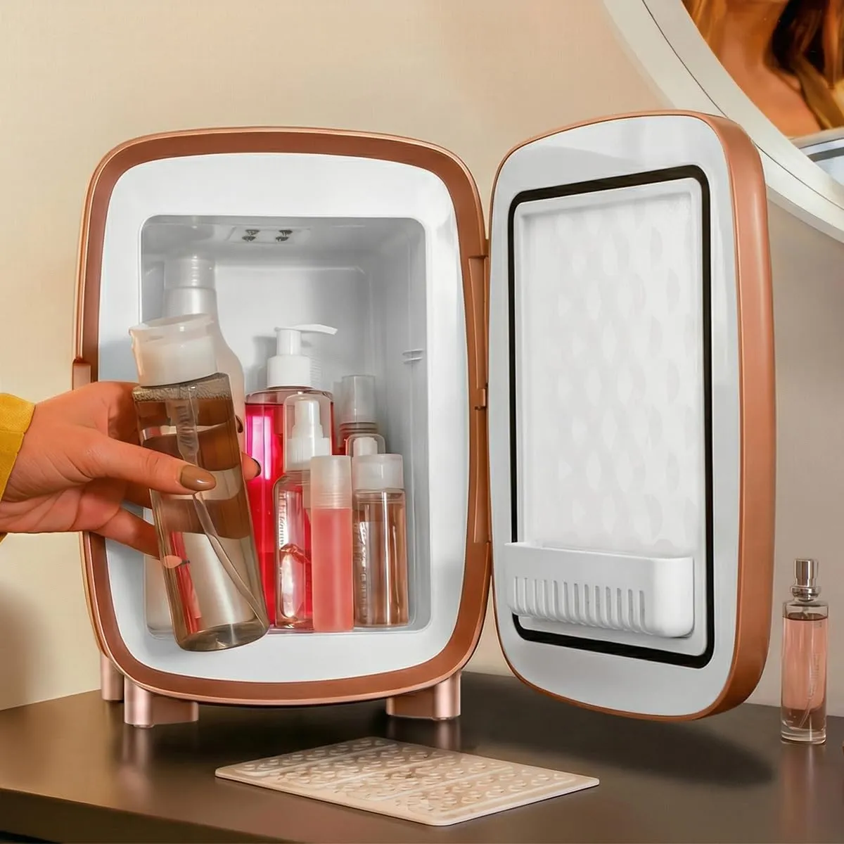 Cecotec Frigorifero Cosmetici 4L CoolingBeauty 4000 Mirror Rose.Con Specchio, Luce LED 3 Intensita, Raffreddamento fino 5°C, Maniglia Superiore, Basso Rumore, Ripiano Interno, Cosmetici Sempre Freschi - immagine 9