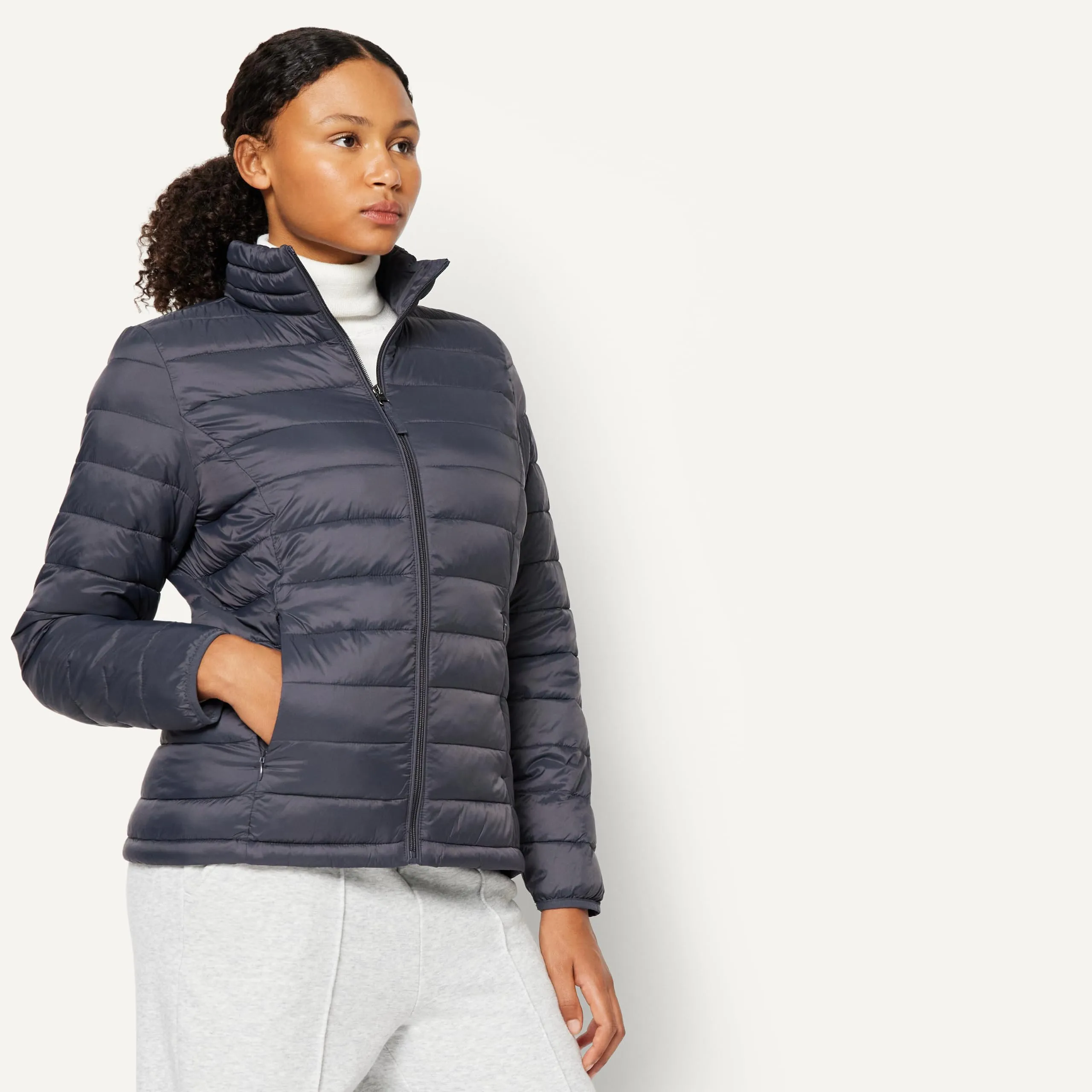 Amazon Essentials Piumino leggero a maniche lunghe resistente all'acqua ripiegabile (disponibile in taglie forti) Donna, Carbone, XL - immagine 2