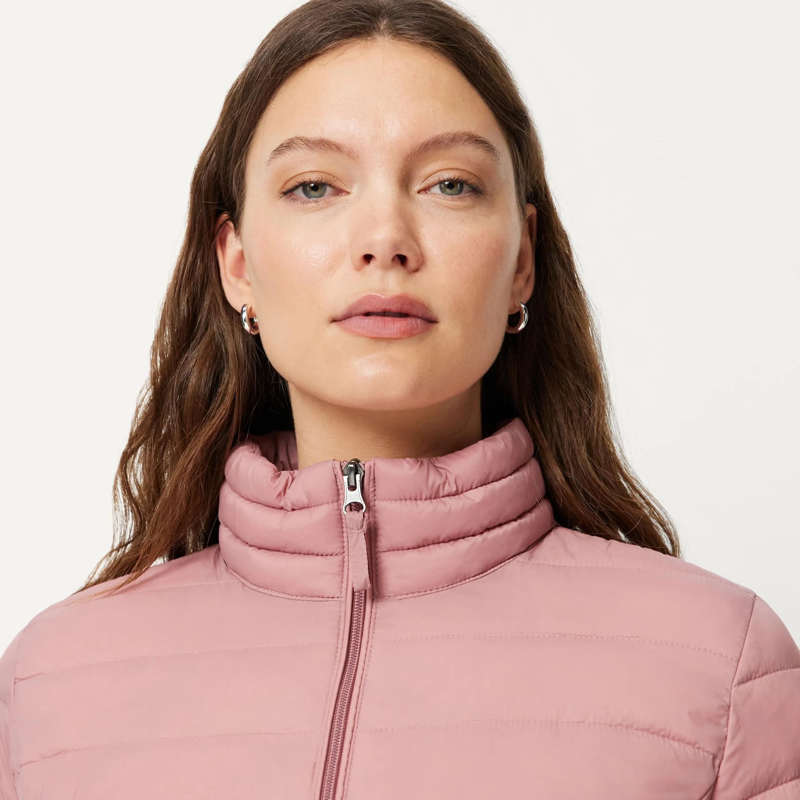 Amazon Essentials Piumino leggero a maniche lunghe resistente all'acqua ripiegabile (disponibile in taglie forti) Donna, Rosato Opaco, M - immagine 4