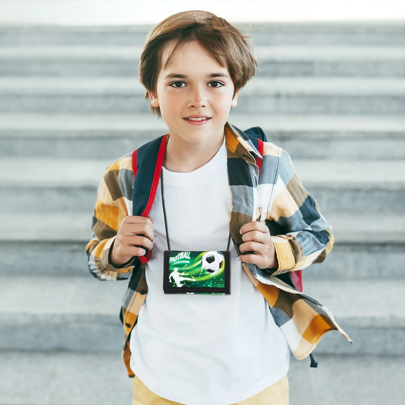 Hestya Portafoglio per Bambini e Ragazzi Portafoglio da Collo a Tre Scomparti con Diverse Fantasie Portamonete da Viaggio con Cordino e Portachiavi Regalo di Compleanno(Football) - immagine 5