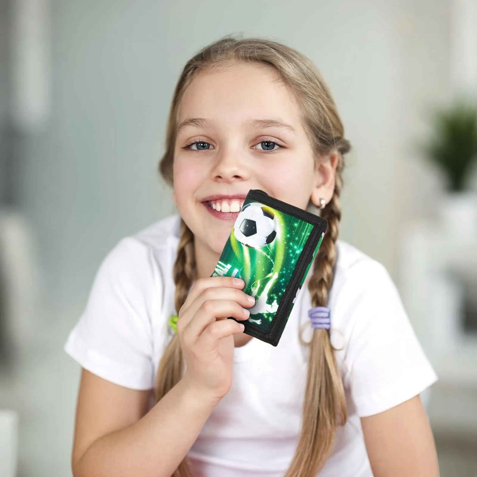Hestya Portafoglio per Bambini e Ragazzi Portafoglio da Collo a Tre Scomparti con Diverse Fantasie Portamonete da Viaggio con Cordino e Portachiavi Regalo di Compleanno(Football) - immagine 6