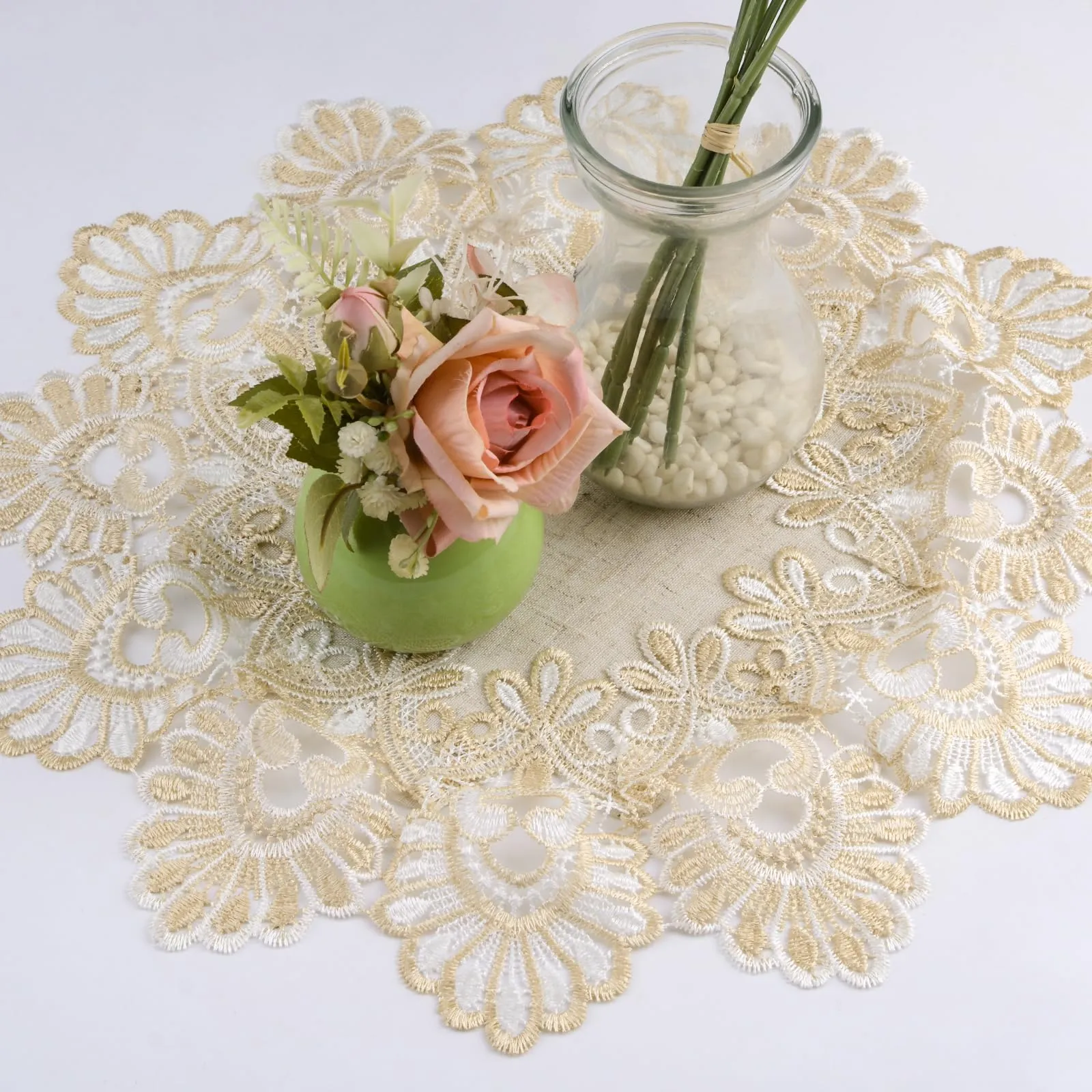 URROMA Centrino rotondo in poliestere, beige e bianco, tovaglia con bordo in pizzo ricamato, decorazione da tavolo per sala da pranzo e cucina (40 x 40 cm) - immagine 4