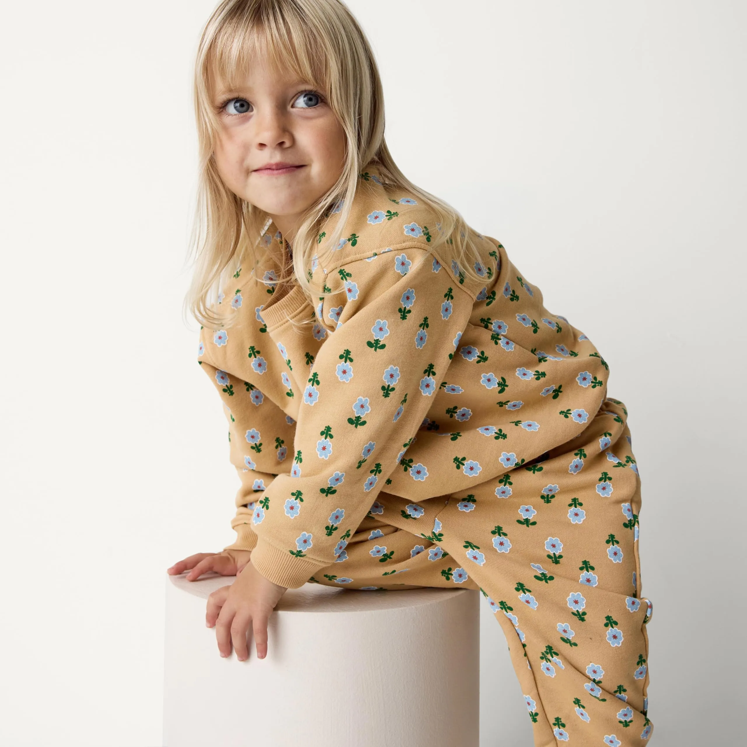 Amazon Essentials x Sofia Grainge Set Con Felpa E Pantaloni Sportivi Bimbo 0-24, Beige Graphic Flower, 3-6 mesi - immagine 2