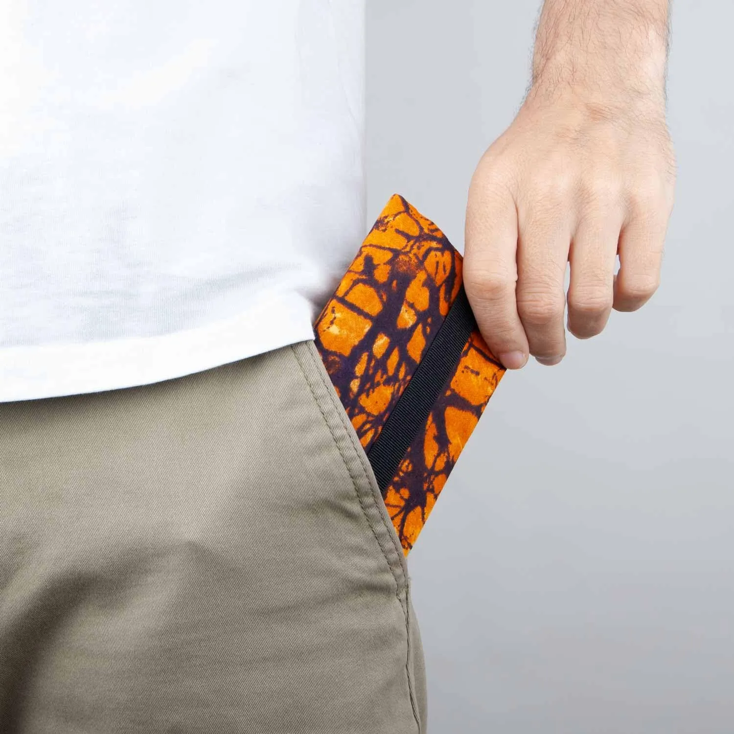 Porta Tabacco e Portafoglio Compatto con Doppia Cerniera – Astuccio Portatabacco con Fantasia Africana Colorata e Scomparti per Cartine, Filtri, Accendino, Carte e Contanti – Uomo e Donna (Tie Dye) - immagine 4