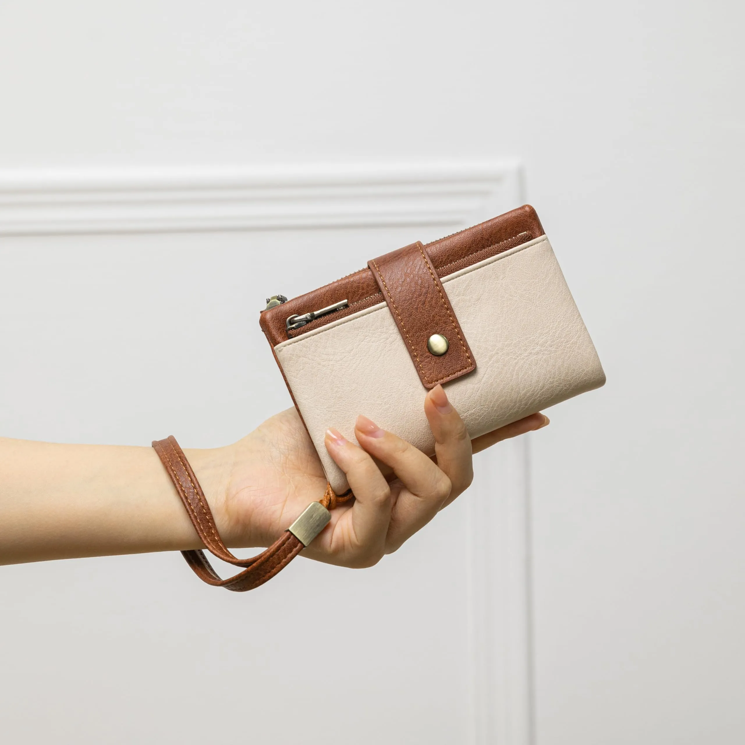 CHAOFANXI Portafoglio da Donna in Pelle PU con Protezione RFID, 15 Scomparti per Carte, Portamonete con Zip e Cinturino da Polso Rimovibile,Marrone e Bianco - immagine 6