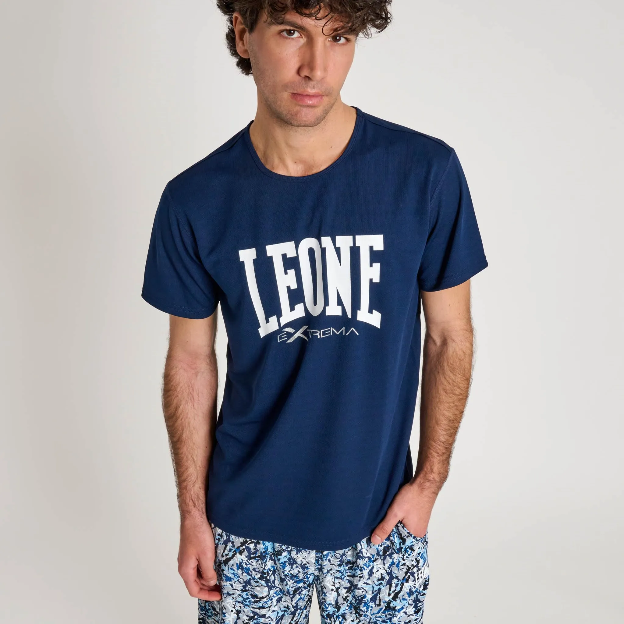 LEONE 1947 ABX106 T-Shirt Uomo Logo, Maglia Palestra Fitness Training Bodybuilding, 100% Poliestere Polymesh, Blu Scuro, Taglia XL - immagine 2