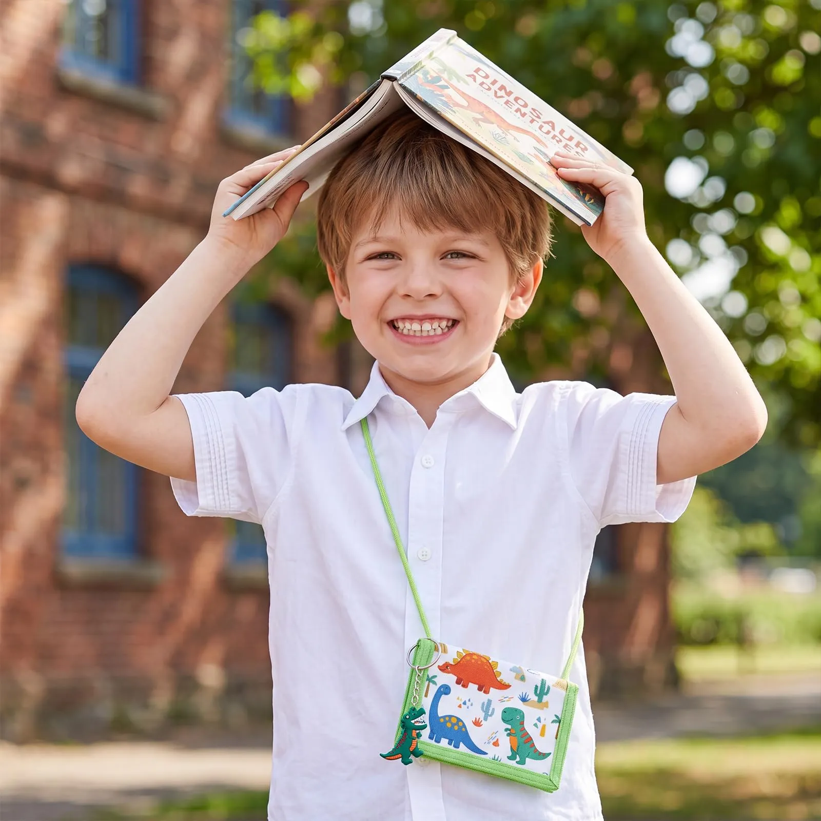 Hestya Portafoglio per Bambini e Ragazzi Portafoglio da Collo a Tre Scomparti con Diverse Fantasie Portamonete da Viaggio con Cordino e Portachiavi Regalo di Compleanno (Simpatici Dinosauri) - immagine 7