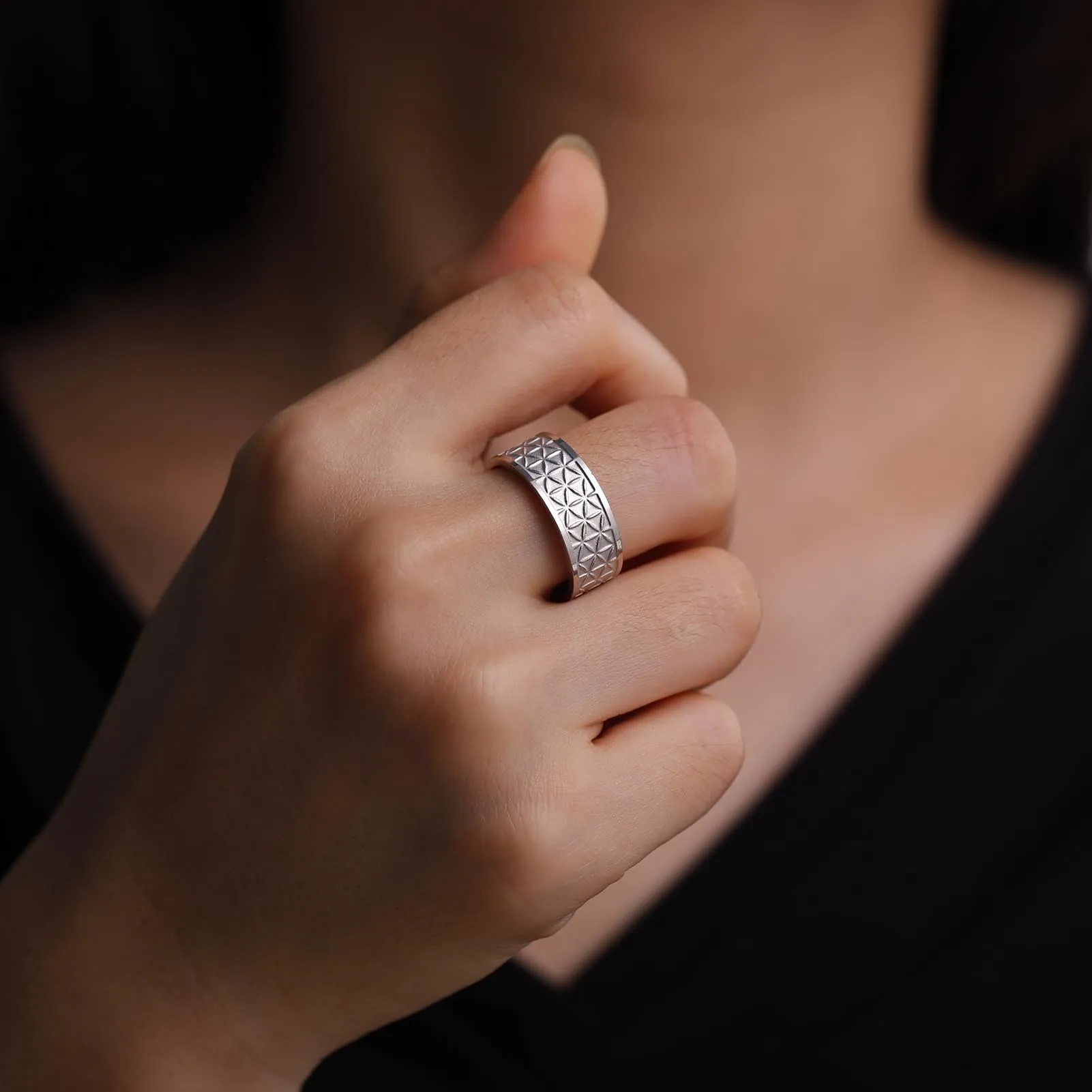 kkjoy Anello Fiore della Vita in Acciaio Inox Anello a Fascia con Sei Petali Anello Promessa Gioielli per Donne Affascinanti Signore - immagine 4