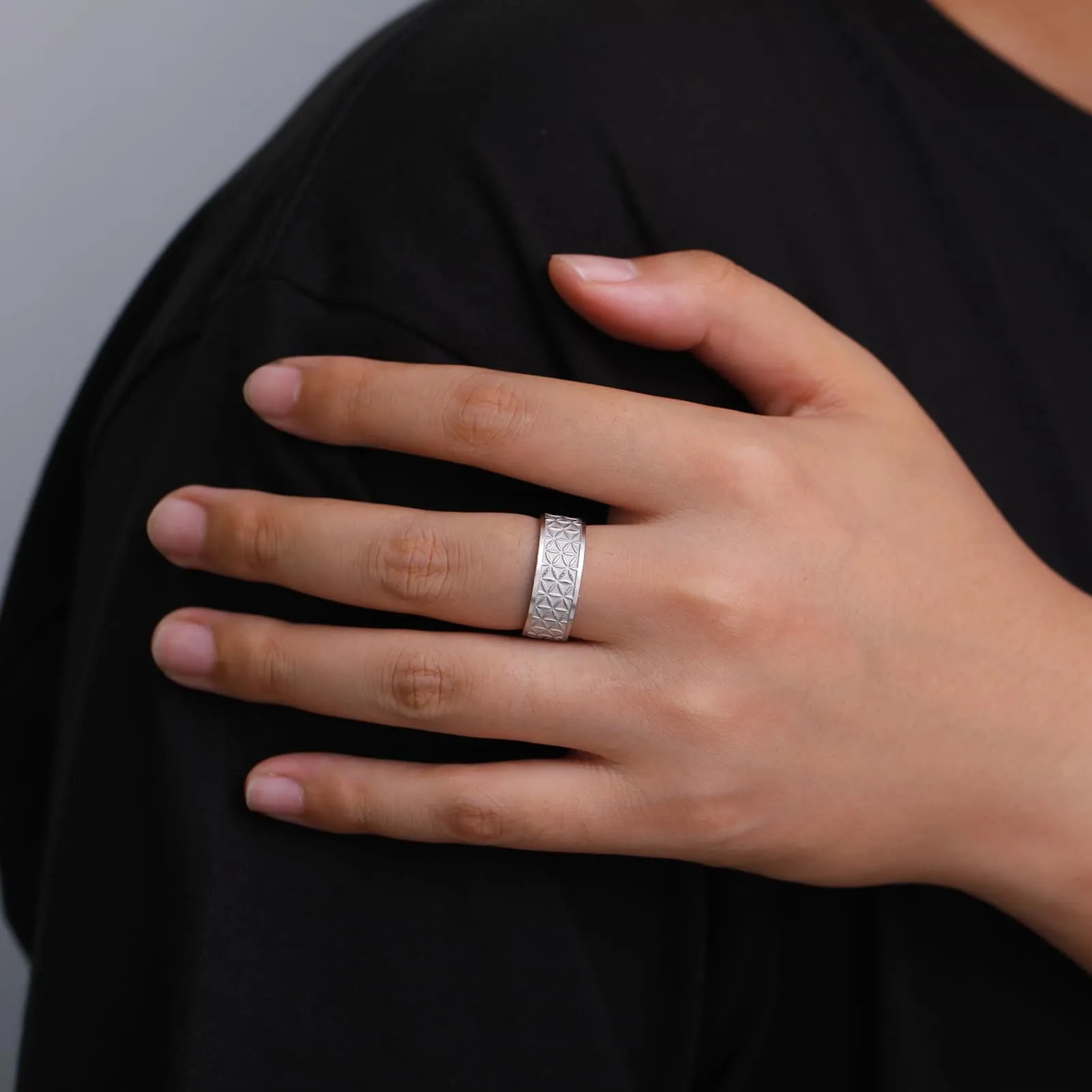 kkjoy Anello Fiore della Vita in Acciaio Inox Anello a Fascia con Sei Petali Anello Promessa Gioielli per Donne Affascinanti Signore - immagine 5
