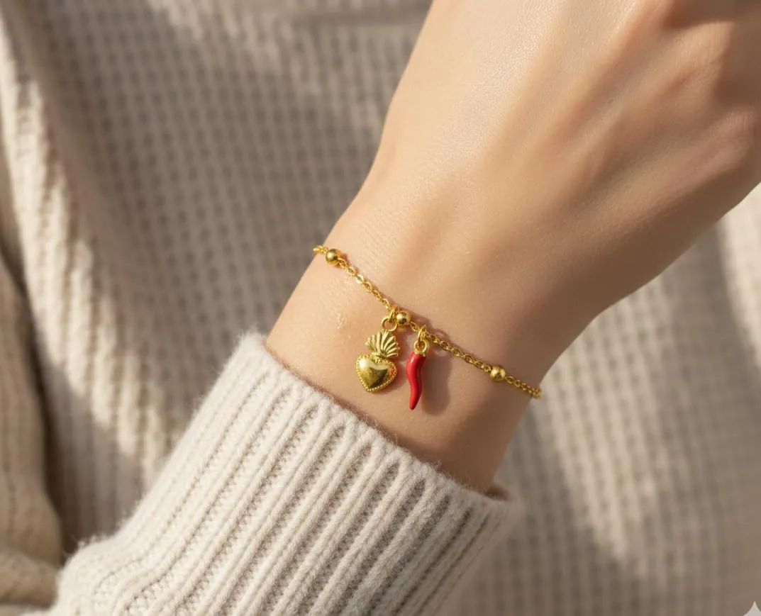 Bracciale donna acciaio con charm e corno portafortuna (cuore oro) - immagine 2