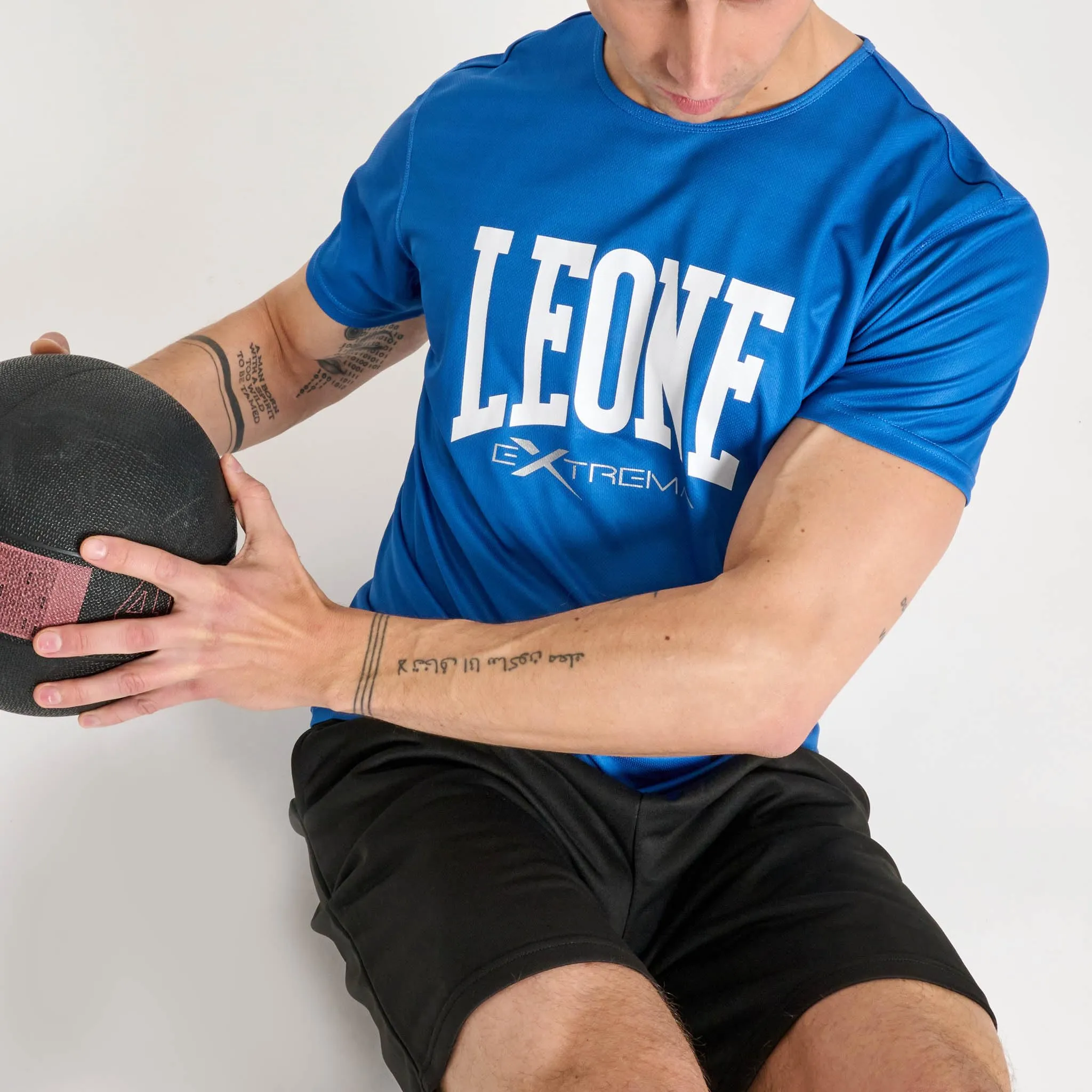 LEONE 1947 ABX106 T-Shirt Uomo Logo, Maglia Palestra Fitness Training Bodybuilding, 100% Poliestere Polymesh, Blu Zaffiro, Taglia XL - immagine 3