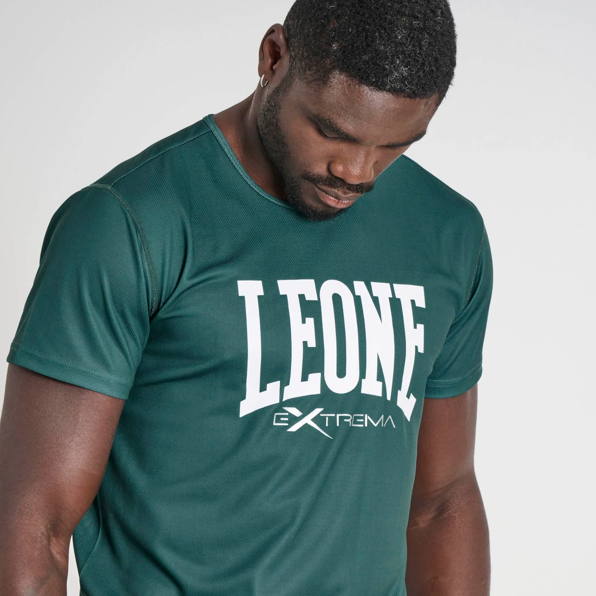 LEONE 1947 ABX106 T-Shirt Uomo Logo, Maglia Palestra Fitness Training Bodybuilding, 100% Poliestere Polymesh, Verde Petrolio, Taglia M - immagine 2