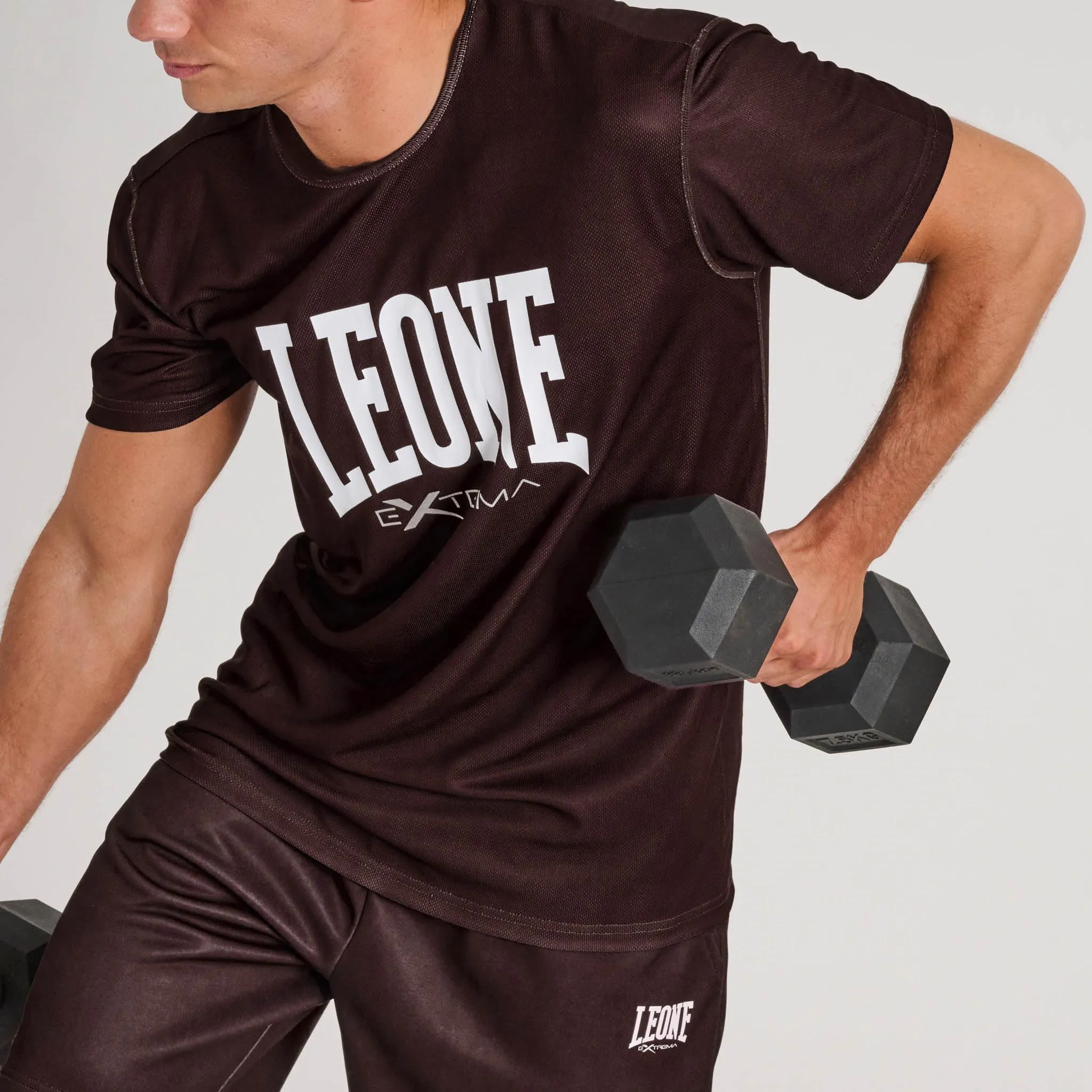 LEONE 1947 ABX106 T-Shirt Uomo Logo, Maglia Palestra Fitness Training Bodybuilding, 100% Poliestere Polymesh, Cacao, Taglia L - immagine 3
