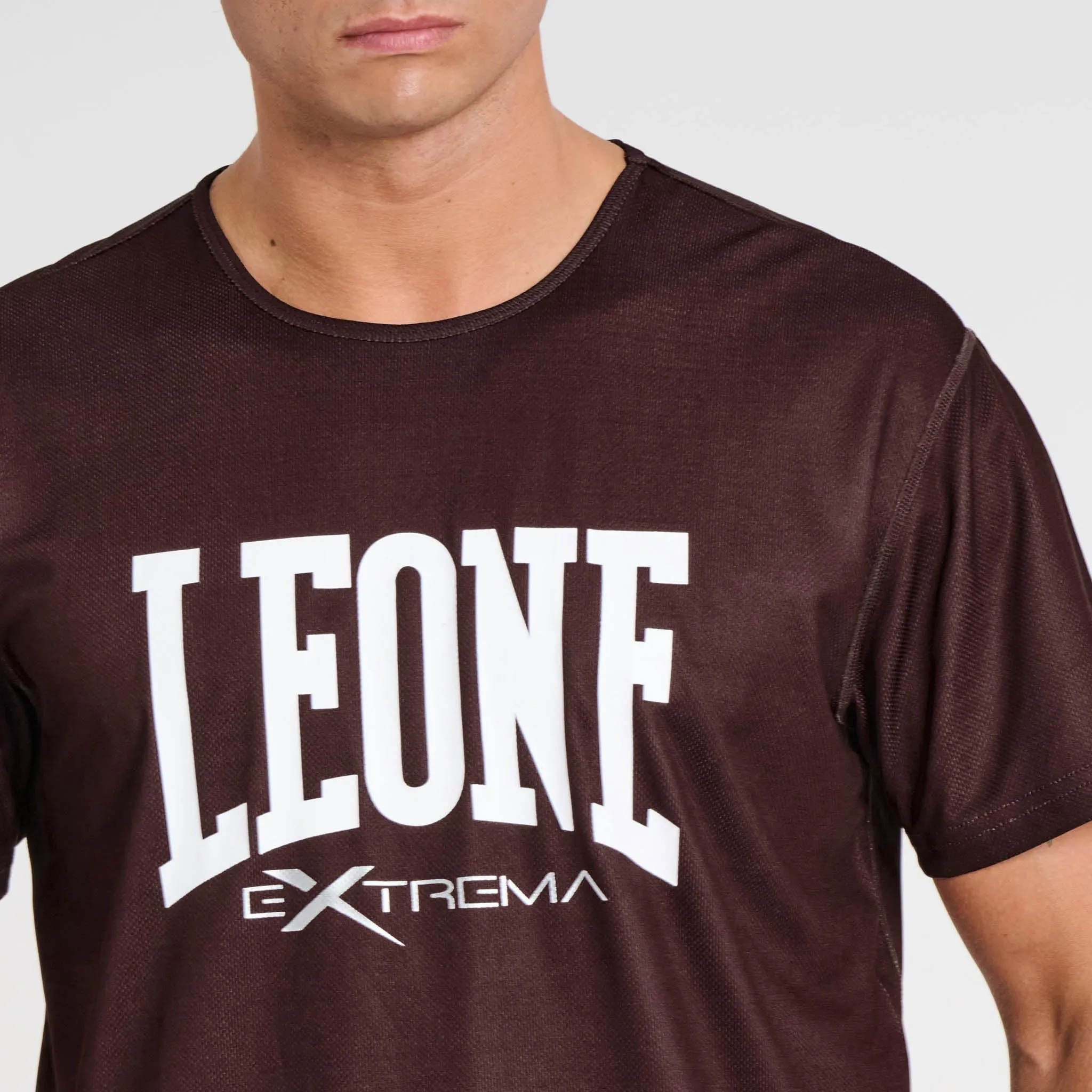 LEONE 1947 ABX106 T-Shirt Uomo Logo, Maglia Palestra Fitness Training Bodybuilding, 100% Poliestere Polymesh, Cacao, Taglia S - immagine 3