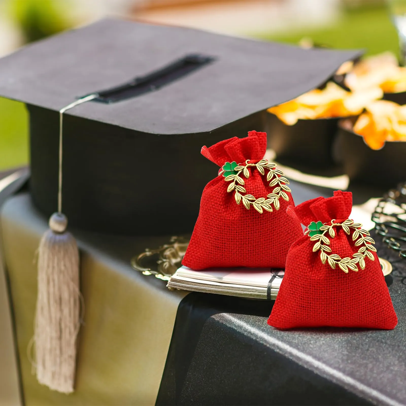 VEGCOO 32 Pezzi Bomboniere Portaconfetti Laurea Con Ciondoli Corona d'Alloro Quadrifoglio, Sacchetti Rossi per Confetti Laurea, per Confetti Decorazione Cerimonia - immagine 4