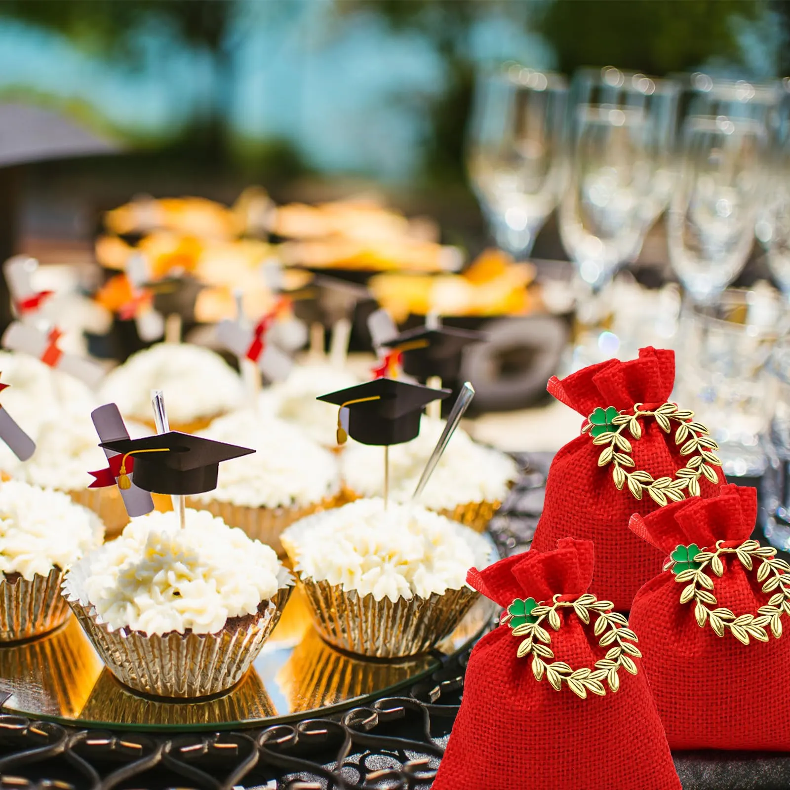 VEGCOO 32 Pezzi Bomboniere Portaconfetti Laurea Con Ciondoli Corona d'Alloro Quadrifoglio, Sacchetti Rossi per Confetti Laurea, per Confetti Decorazione Cerimonia - immagine 6