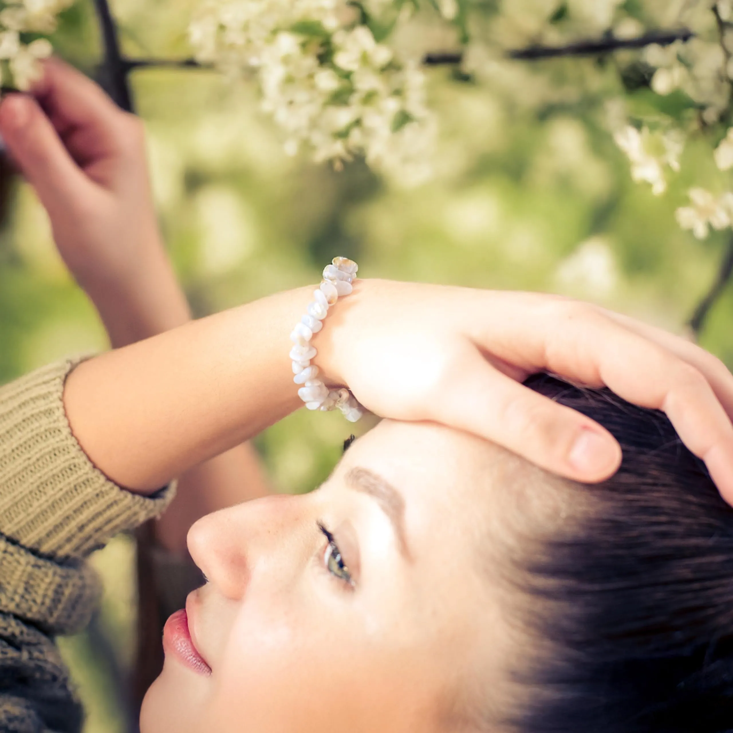 Lebensquelle Plus Bracciale popolare a schegge | Bracciale elastico artigianale a schegge | Vera pietra naturale (Calcedonio) - immagine 2