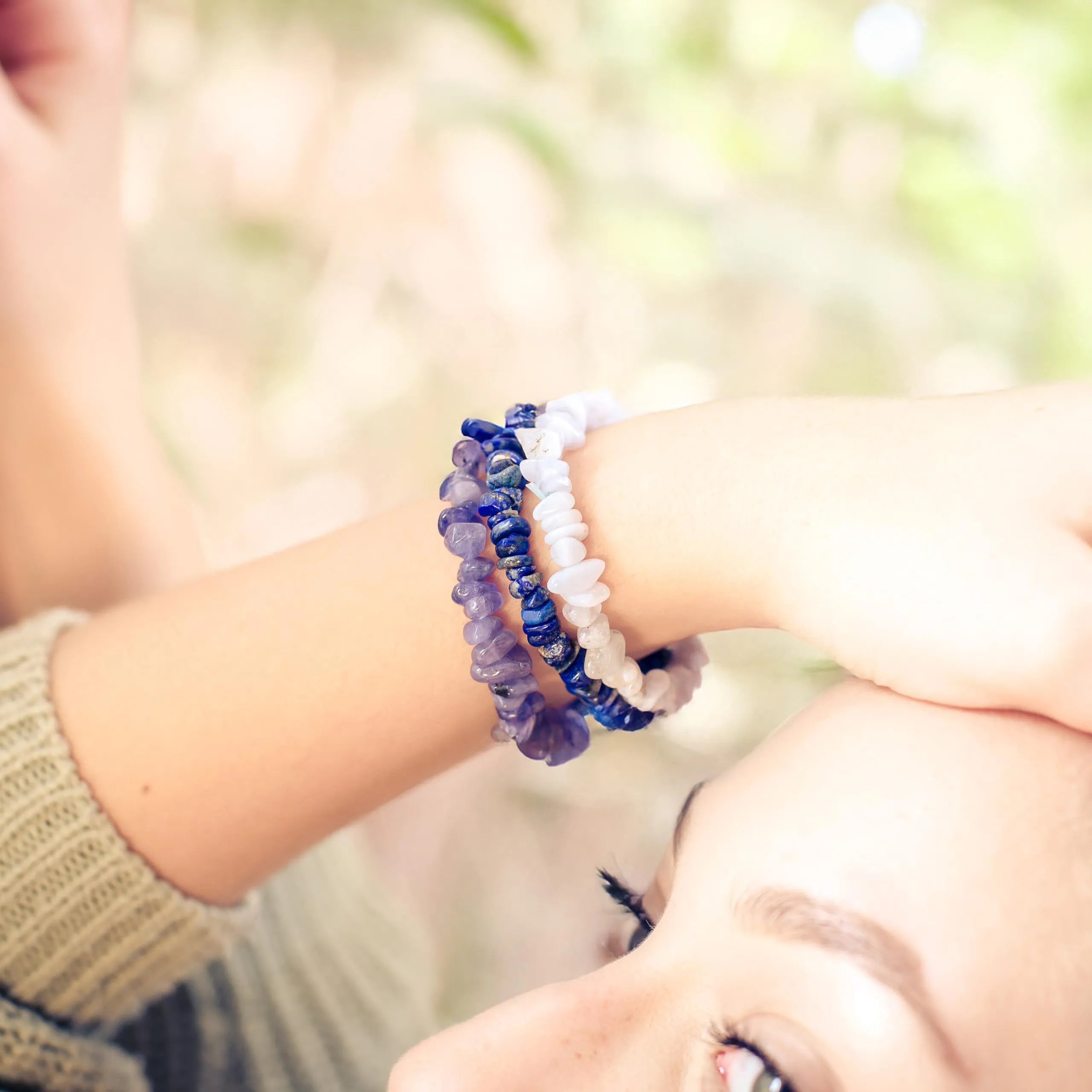 Lebensquelle Plus Bracciale popolare a schegge | Bracciale elastico artigianale a schegge | Vera pietra naturale (Calcedonio) - immagine 3