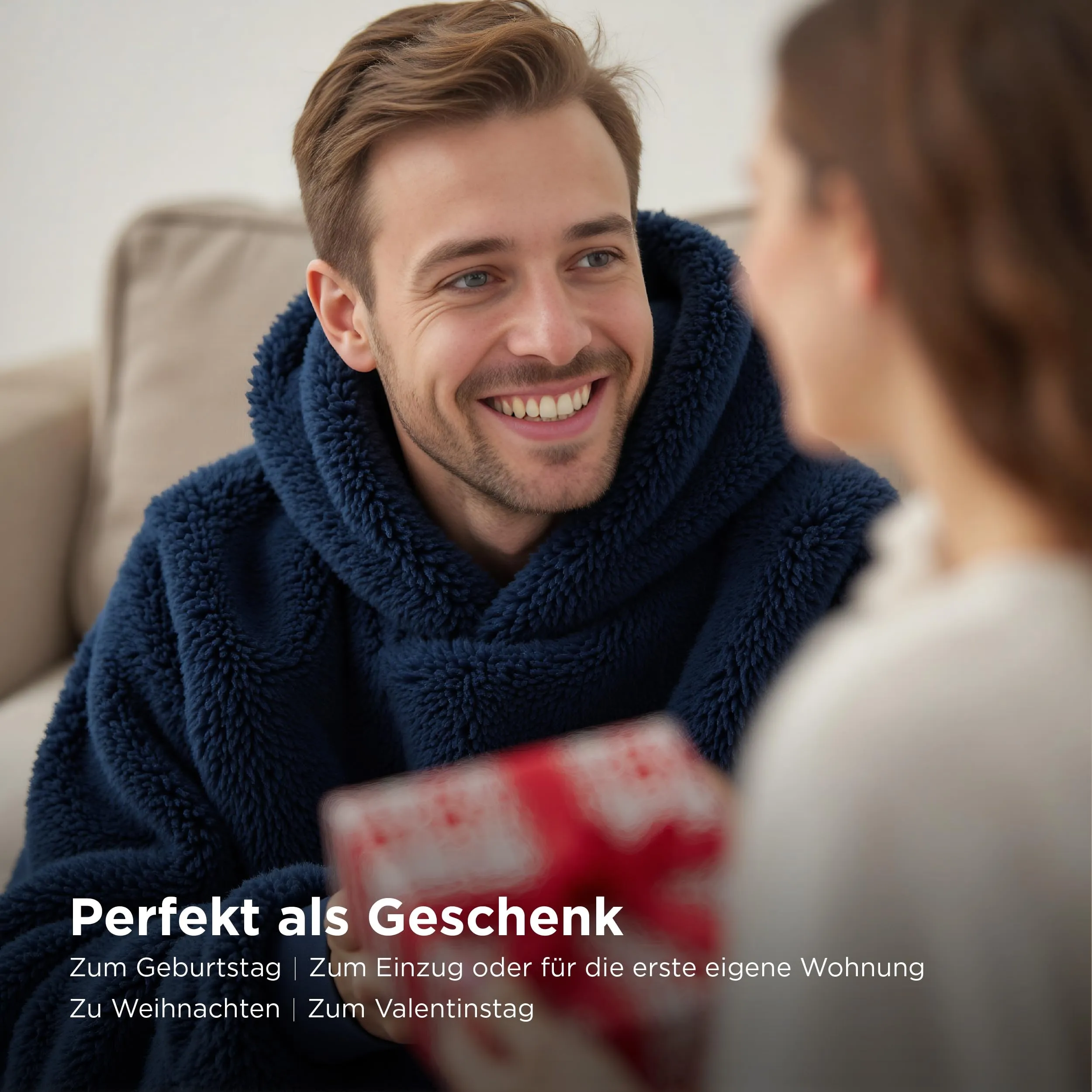 Bedsure Coperta con Cappuccio e Maniche Regalo Blu - 95x85cm - immagine 5