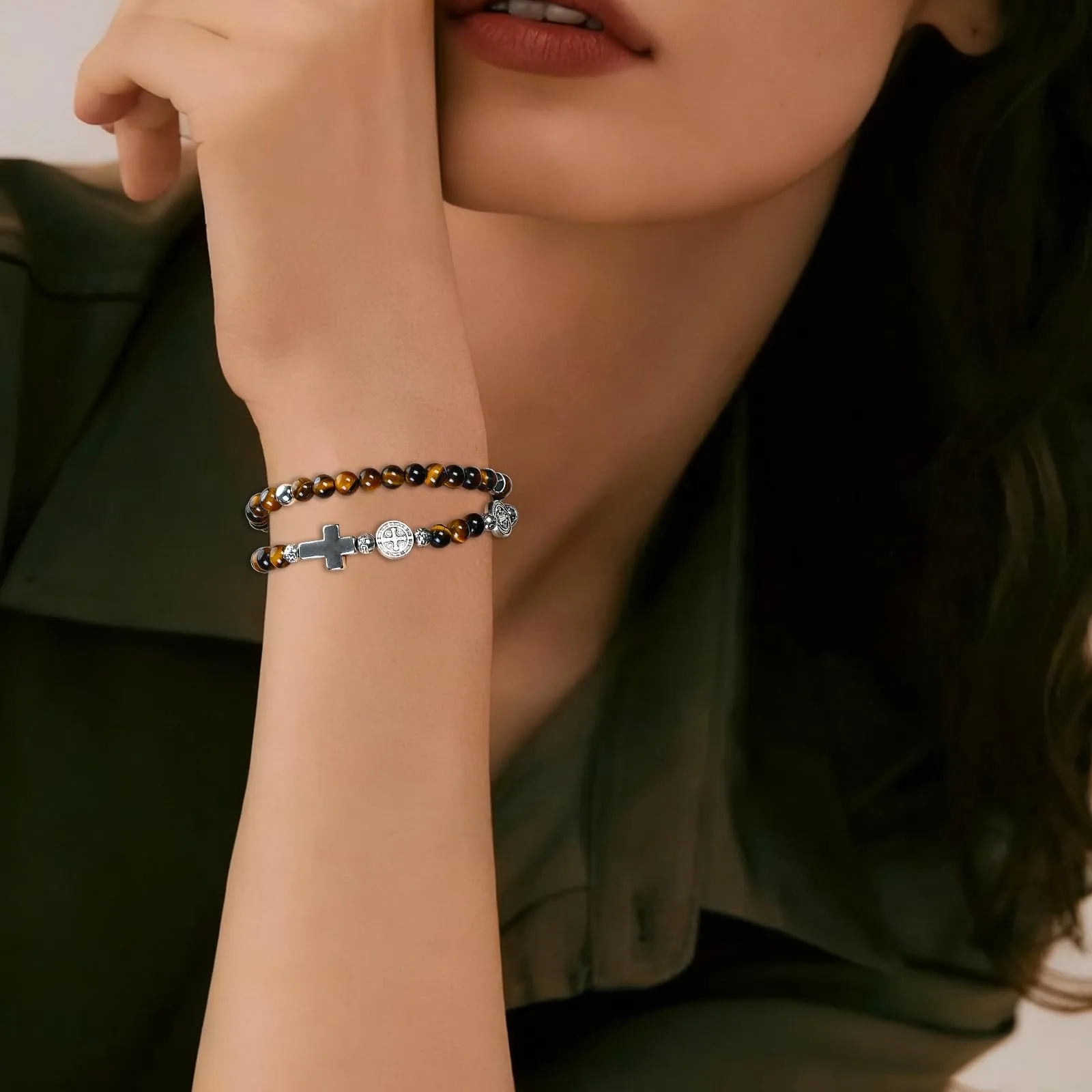 SHIEAGLELD Bracciale Occhio di Tigre Uomo, Bracciali Rosario Cattolica da con Croce e Medaglione di San Benedetto, Braccialetto Ematite Naturale Regalo Spirituale per Papà, Marito, Bambino, Marrone - immagine 5