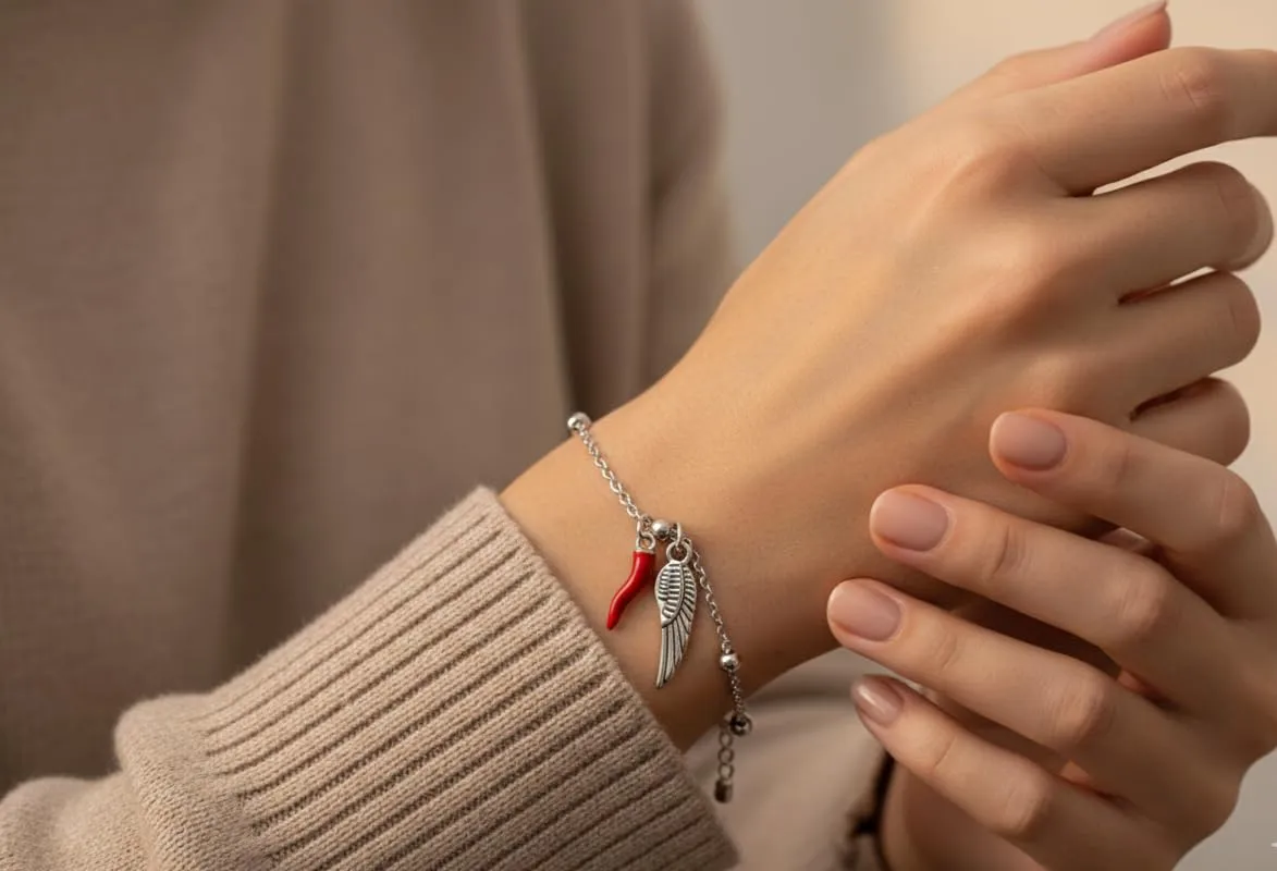 Bracciale donna acciaio con charm e corno portafortuna (ala argento) - immagine 2
