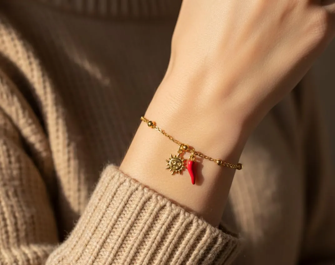 Bracciale donna acciaio con charm e corno portafortuna (sole oro) - immagine 2