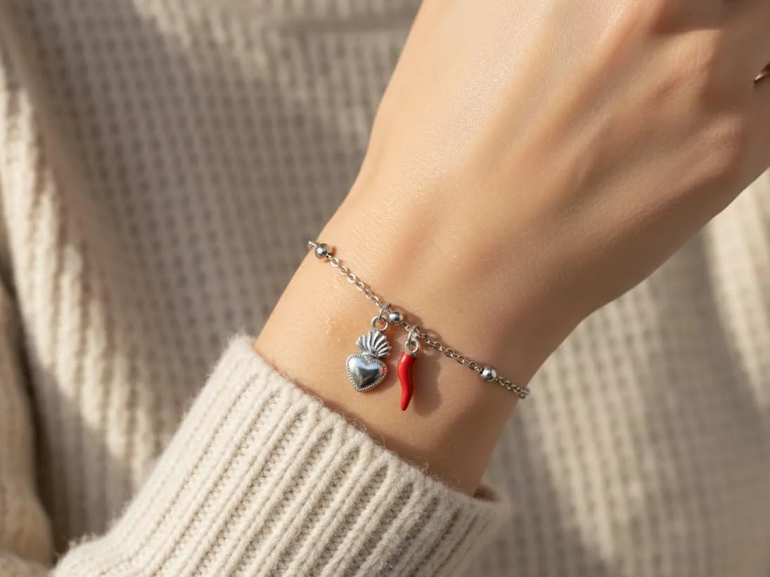 Bracciale donna acciaio con charm e corno portafortuna (cuore argento) - immagine 2